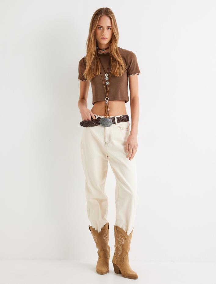  Kısa Kollu Bisiklet Yaka Kroşe Detaylı Crop Tişört