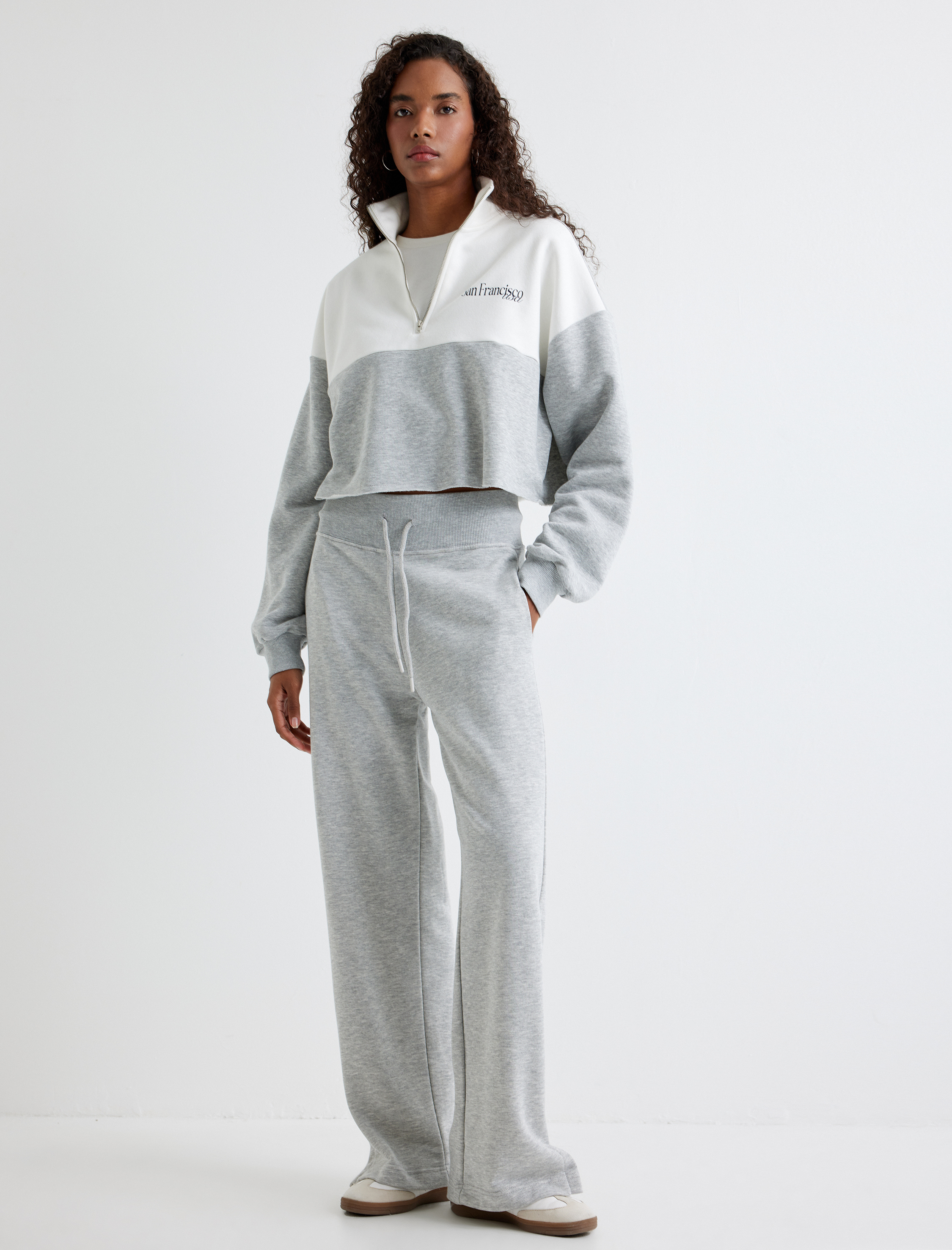   Üç İplik Şardonlu Renk Bloklu Arkası Baskılı Crop Yarım Fermuarlı Sweatshirt