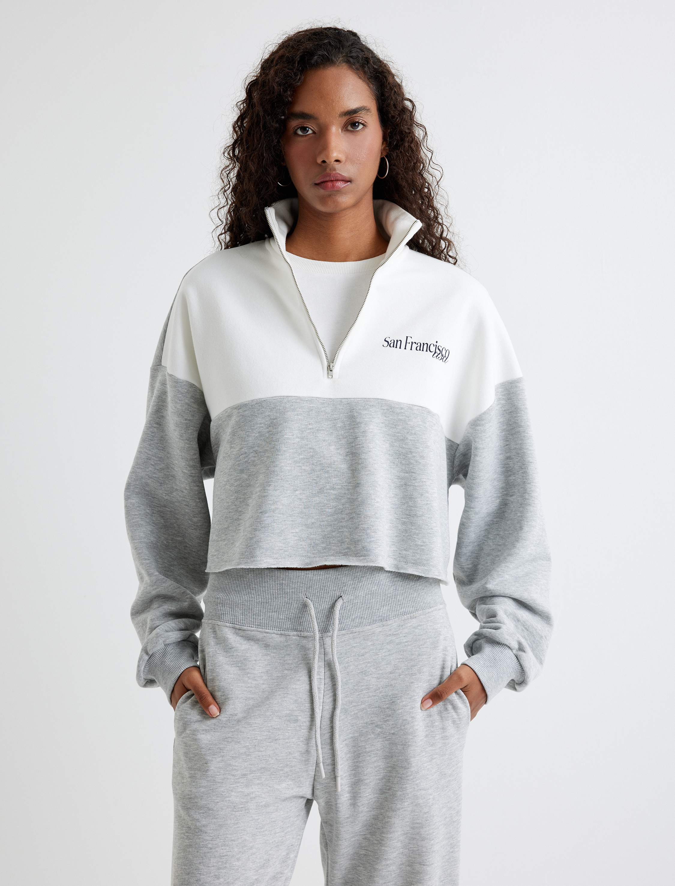   Üç İplik Şardonlu Renk Bloklu Arkası Baskılı Crop Yarım Fermuarlı Sweatshirt