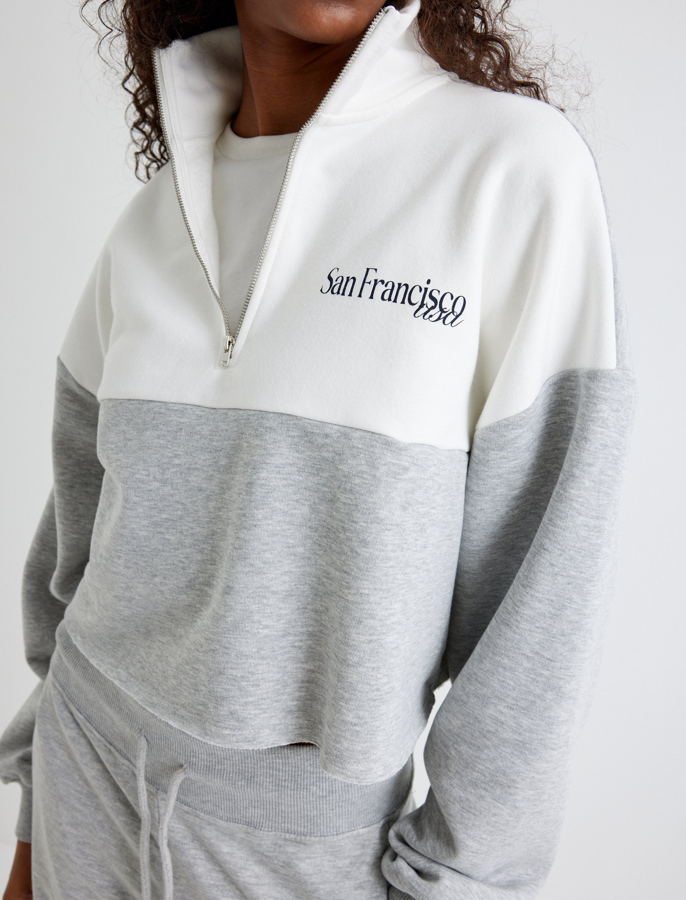   Üç İplik Şardonlu Renk Bloklu Arkası Baskılı Crop Yarım Fermuarlı Sweatshirt