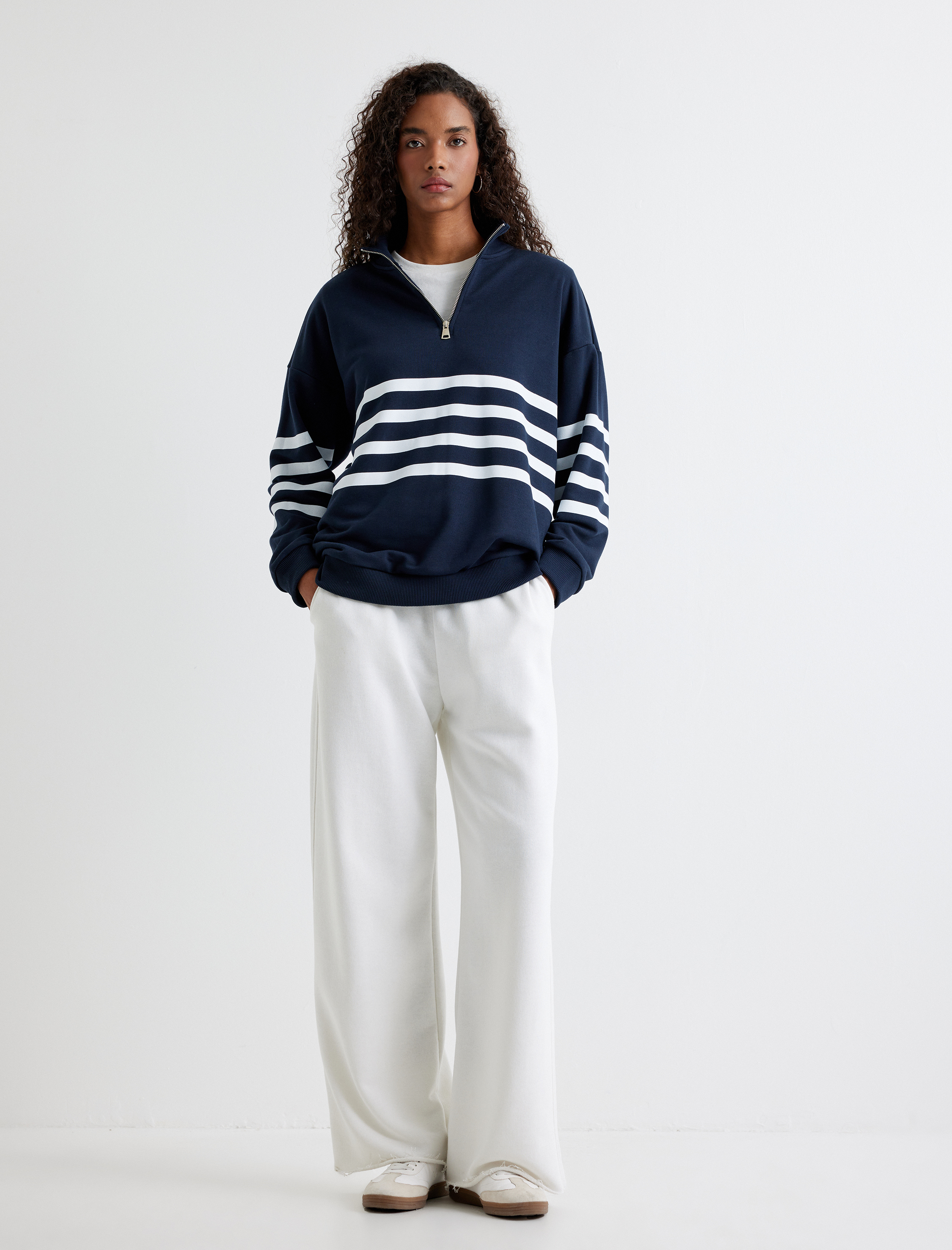   Dik Yaka Uzun Kollu Yarım Fermuarlı Oversize Sweatshirt