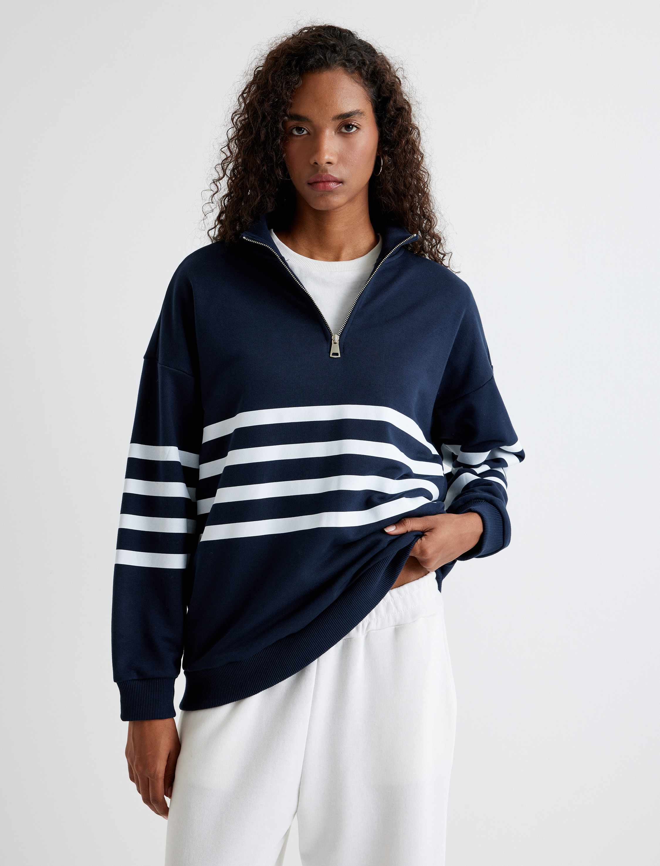   Dik Yaka Uzun Kollu Yarım Fermuarlı Oversize Sweatshirt