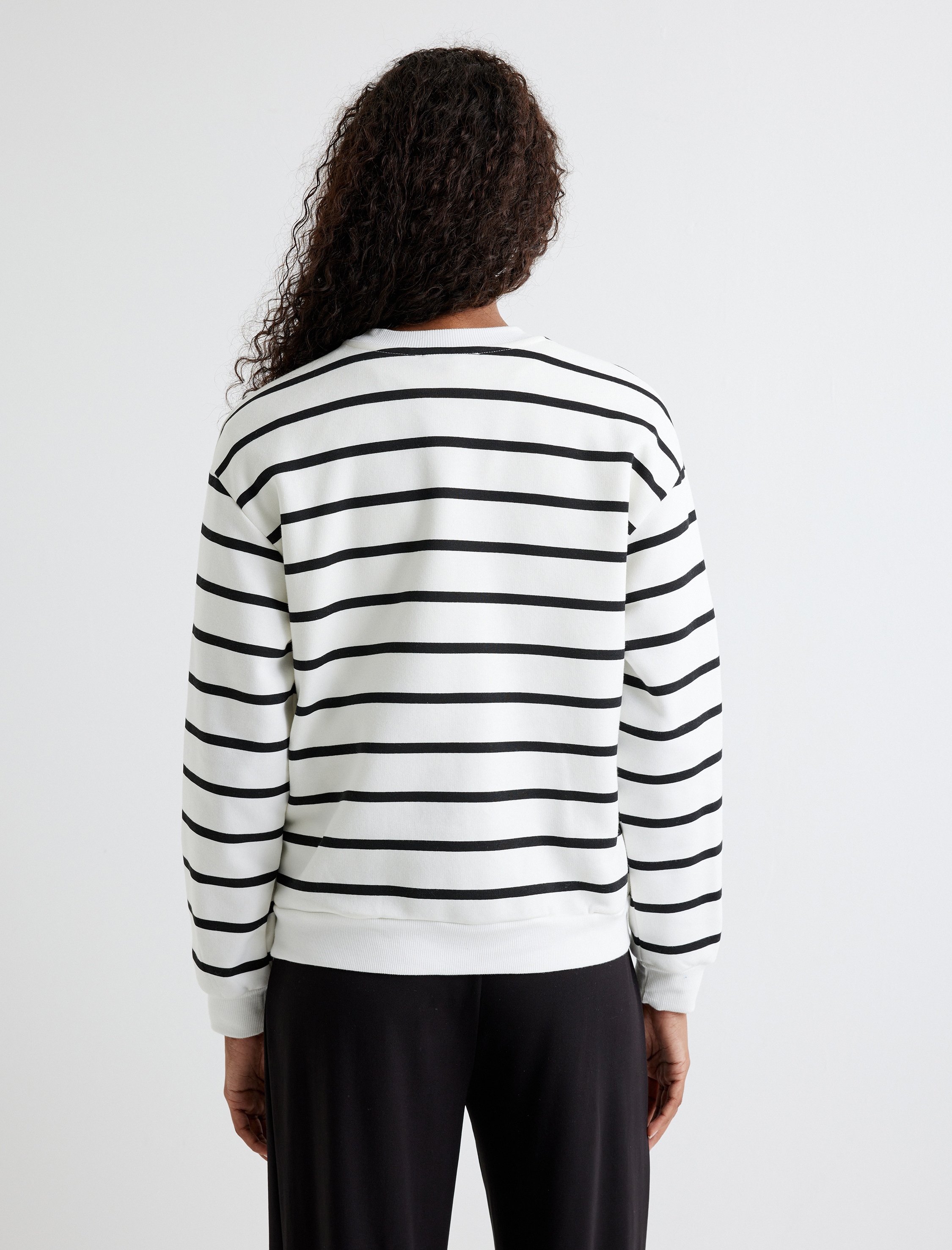   Üç İplik Şardonlu Bisiklet Yaka Uzun Kollu Rahat Kalıp Pamuklu Sweatshirt