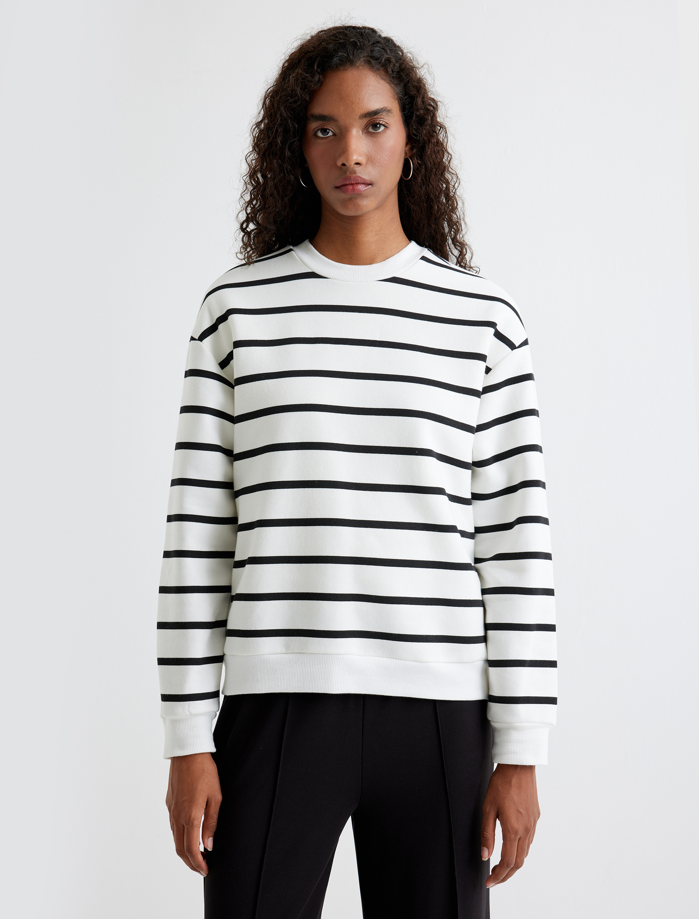   Üç İplik Şardonlu Bisiklet Yaka Uzun Kollu Rahat Kalıp Pamuklu Sweatshirt