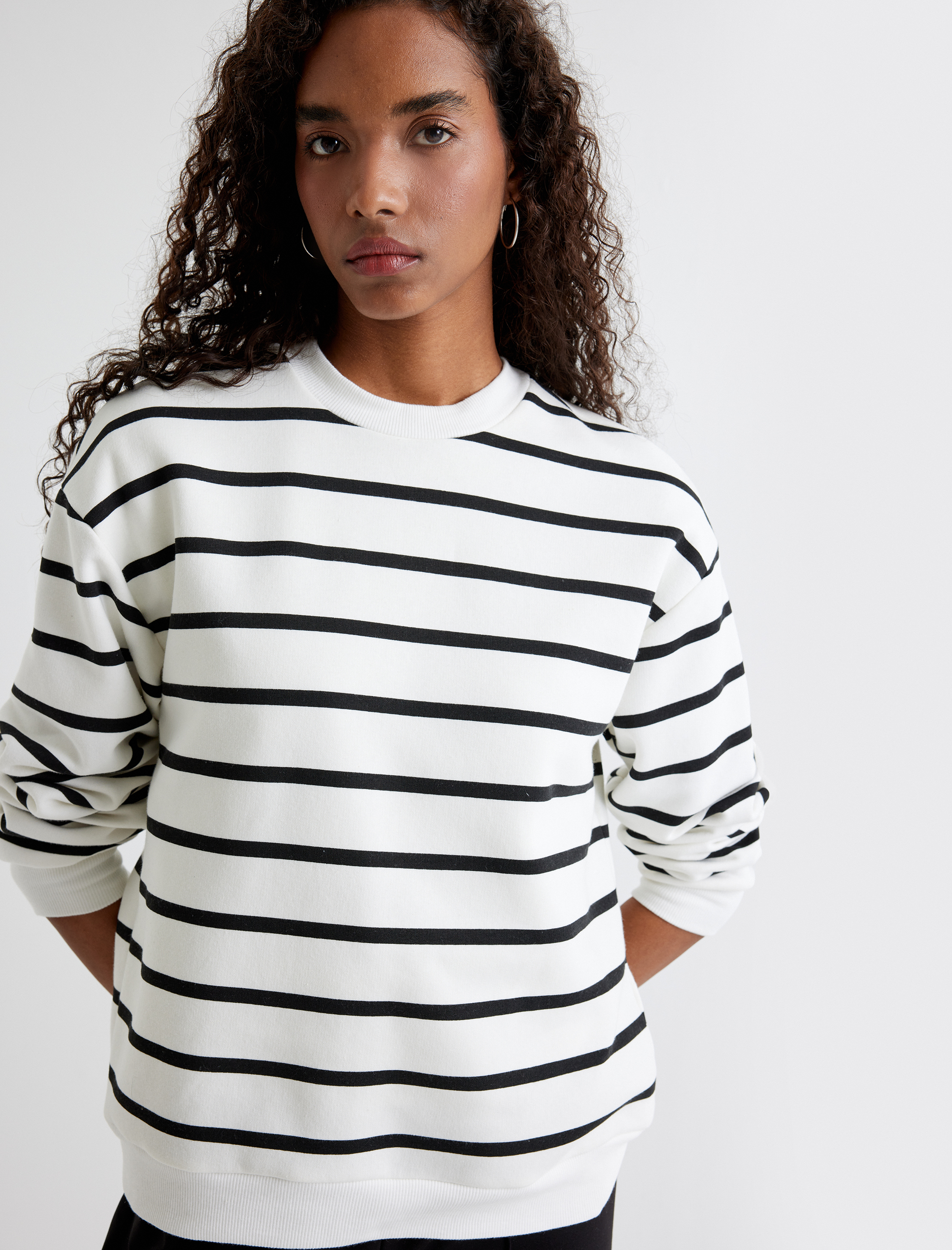   Üç İplik Şardonlu Bisiklet Yaka Uzun Kollu Rahat Kalıp Pamuklu Sweatshirt