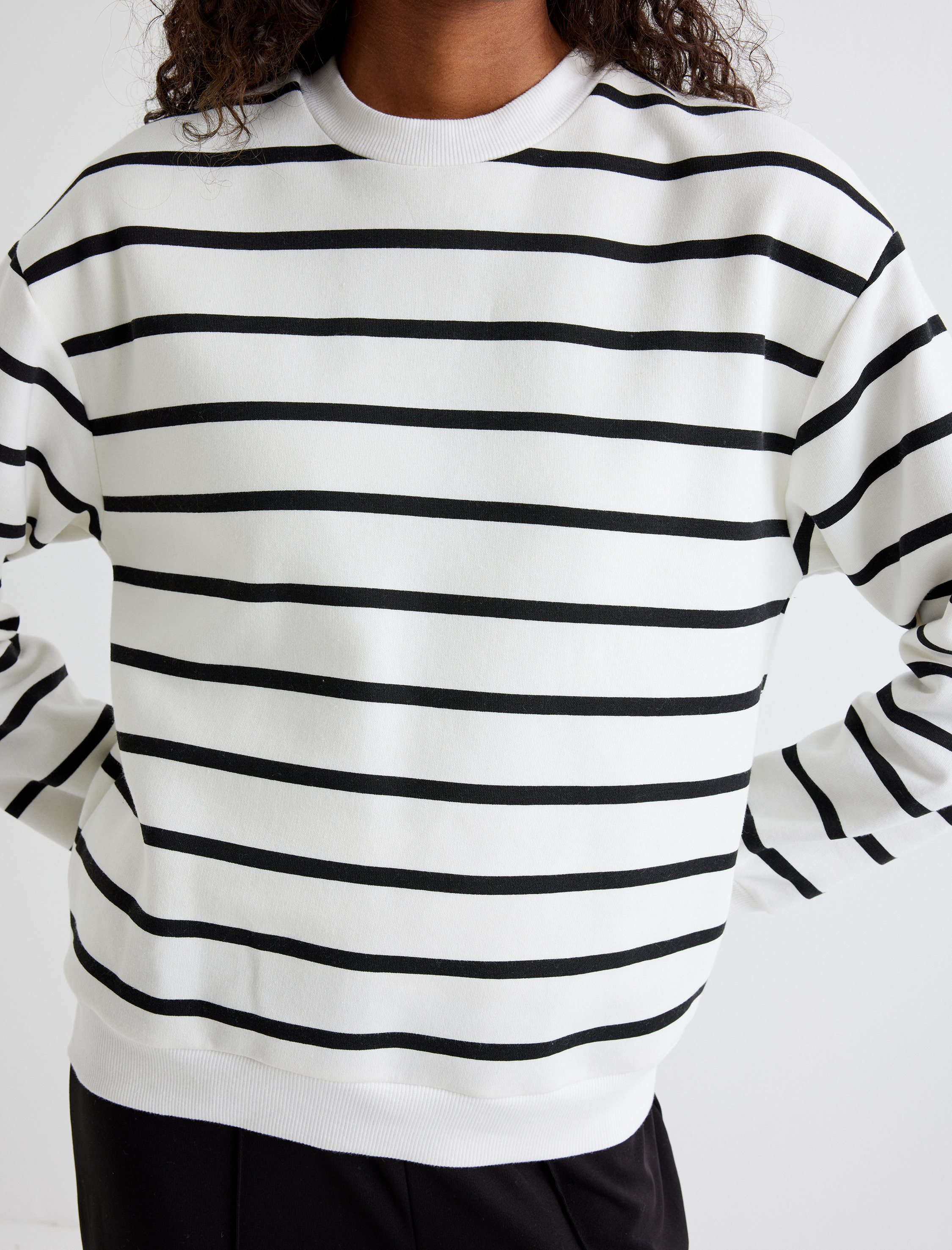   Üç İplik Şardonlu Bisiklet Yaka Uzun Kollu Rahat Kalıp Pamuklu Sweatshirt