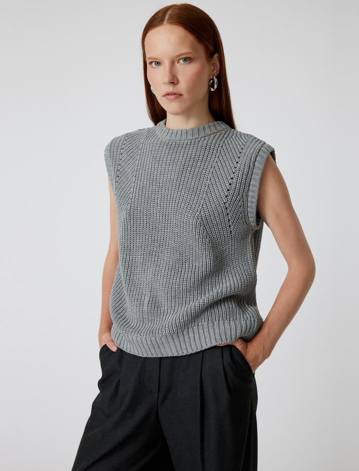  Yuvarlak Yaka Arkası Pencere Detaylı Triko Süveter