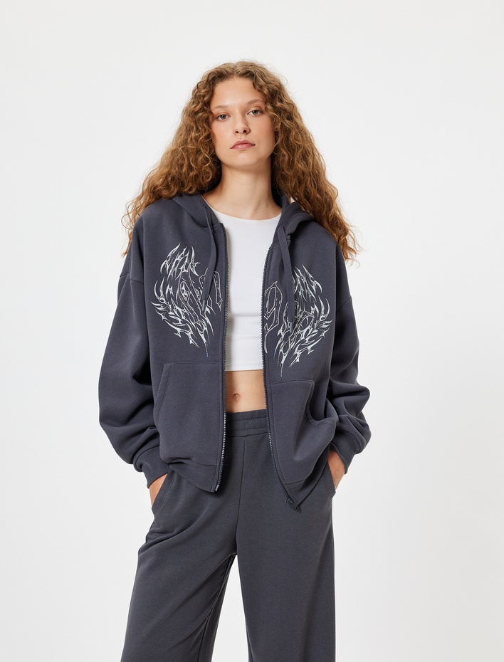  Oversize Fermuarlı Sweatshirt Kapüşonlu Baskılı Cep Detaylı Şardonlu