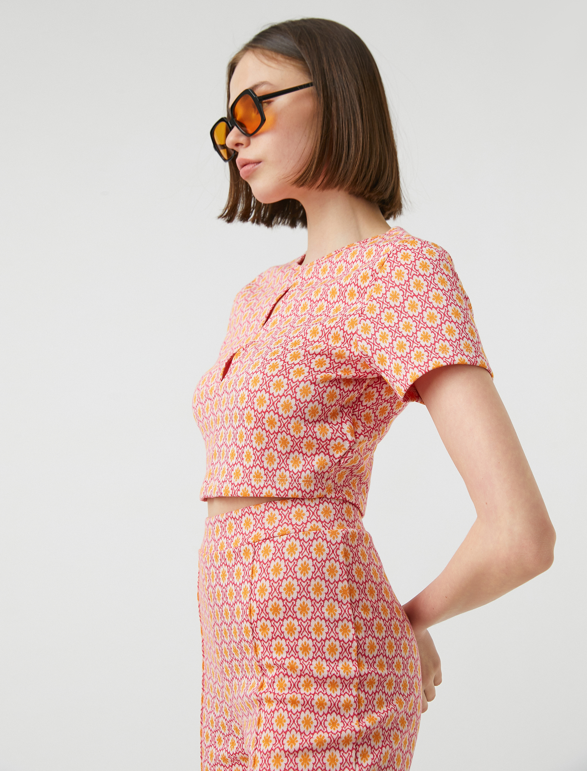   Crop Pencere Detaylı Kısa Kollu Tişört