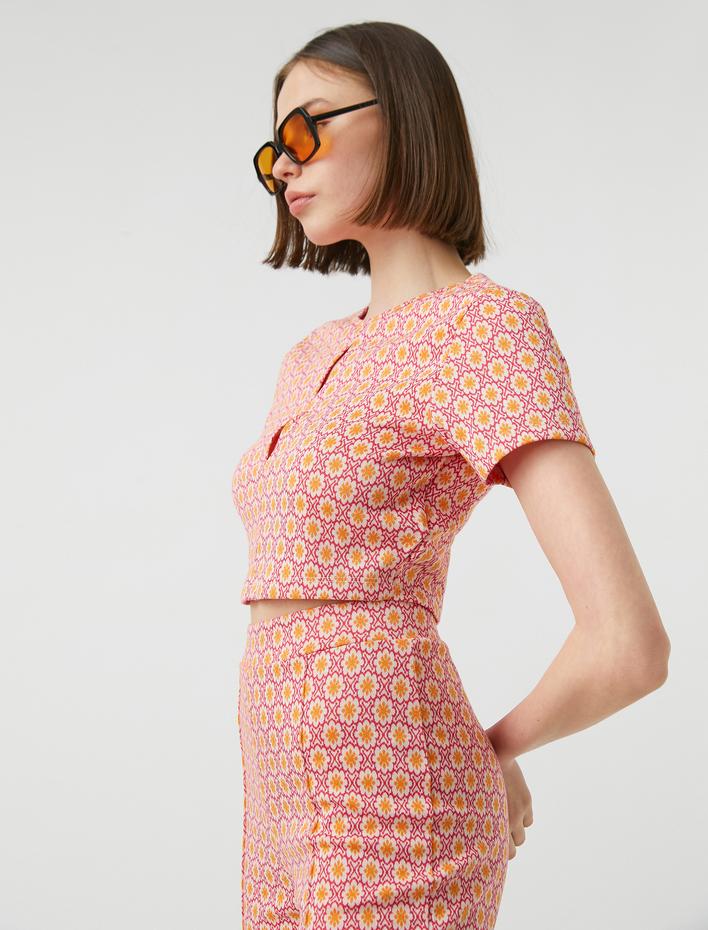  Crop Pencere Detaylı Kısa Kollu Tişört