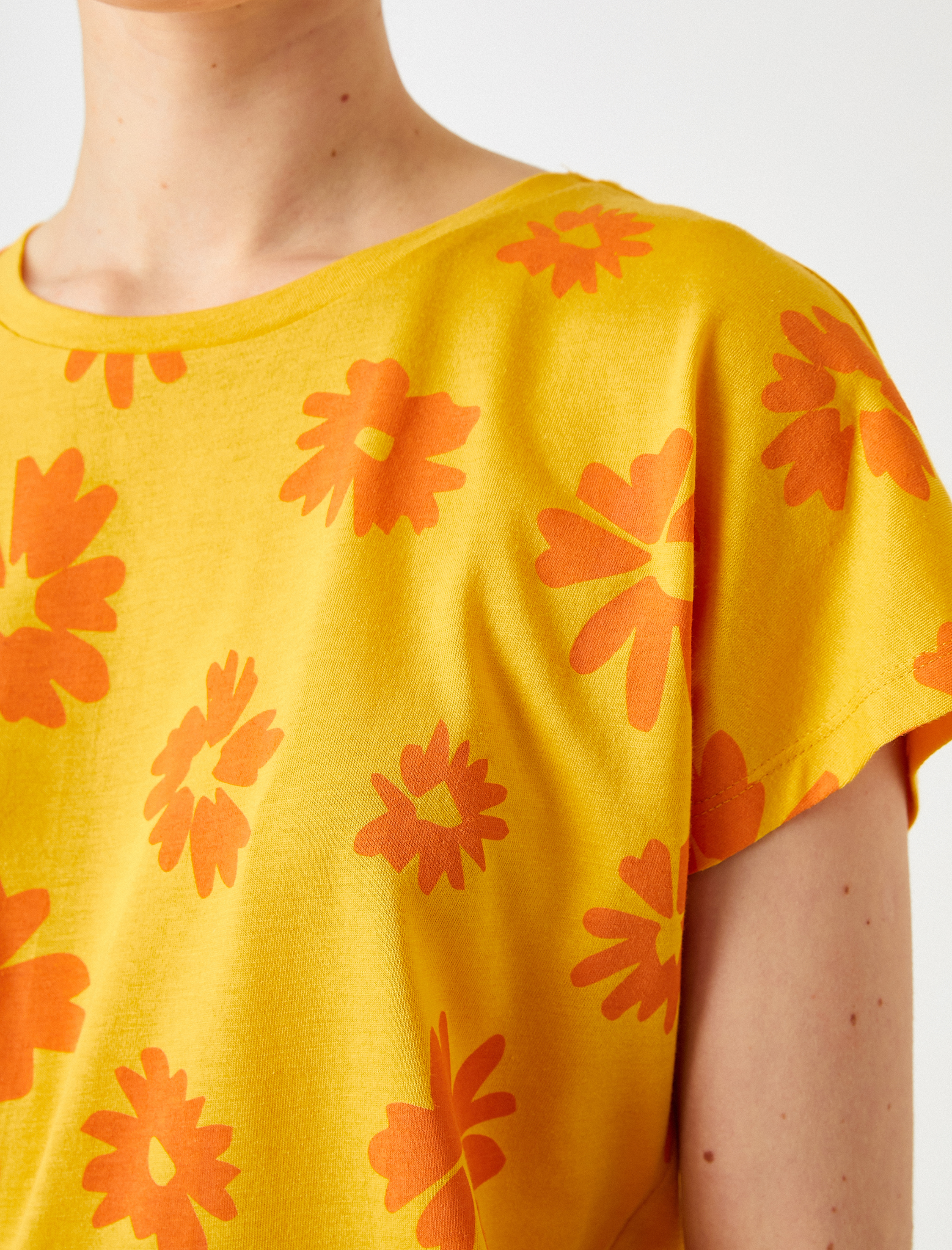   Çiçek Baskılı Tişört Bisiklet Yaka Kısa Kollu