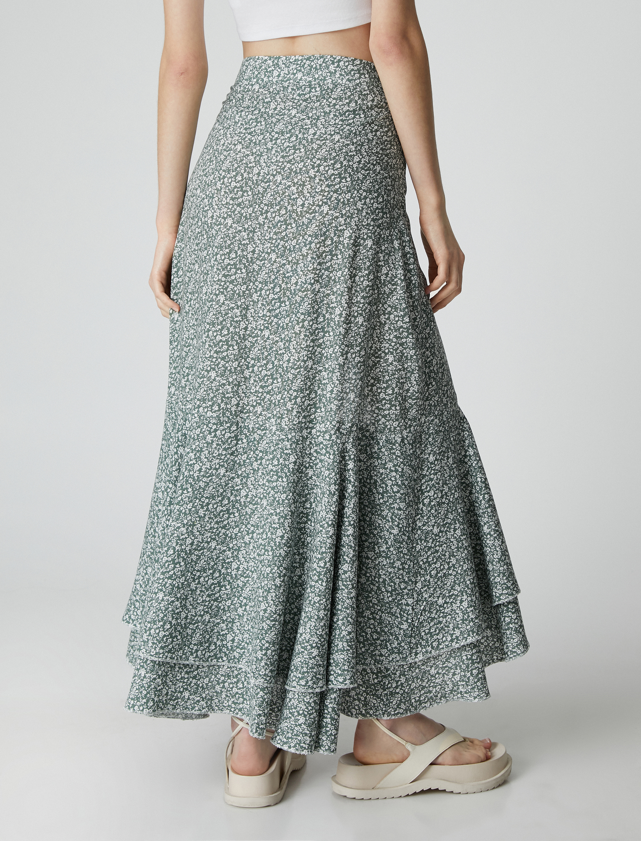   Çiçekli Uzun Etek Yırtmaçlı Fırfır Detaylı