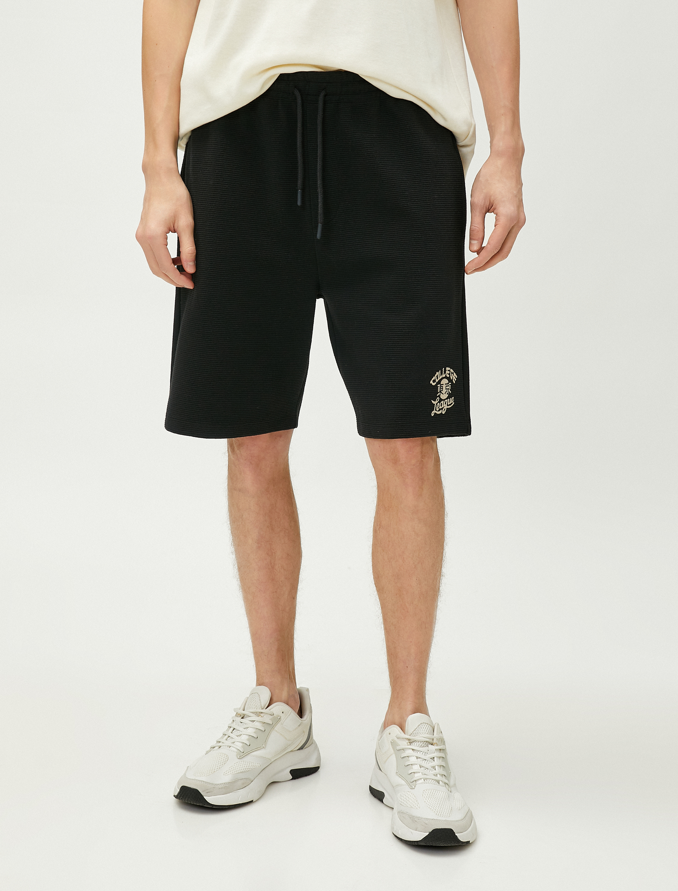   Kolej Şort Beli Bağcıklı Dar Kesim İşlemeli Cepli