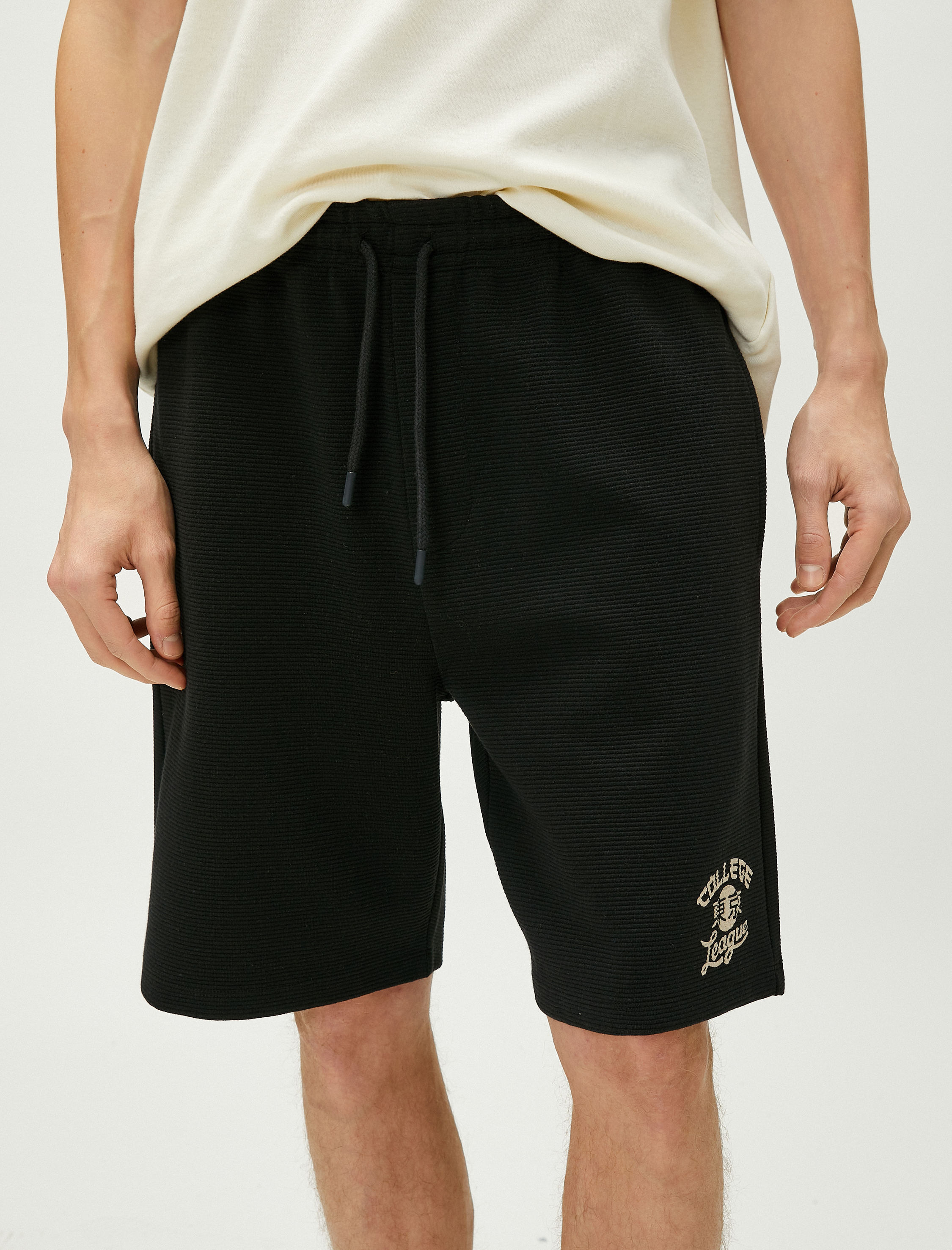   Kolej Şort Beli Bağcıklı Dar Kesim İşlemeli Cepli