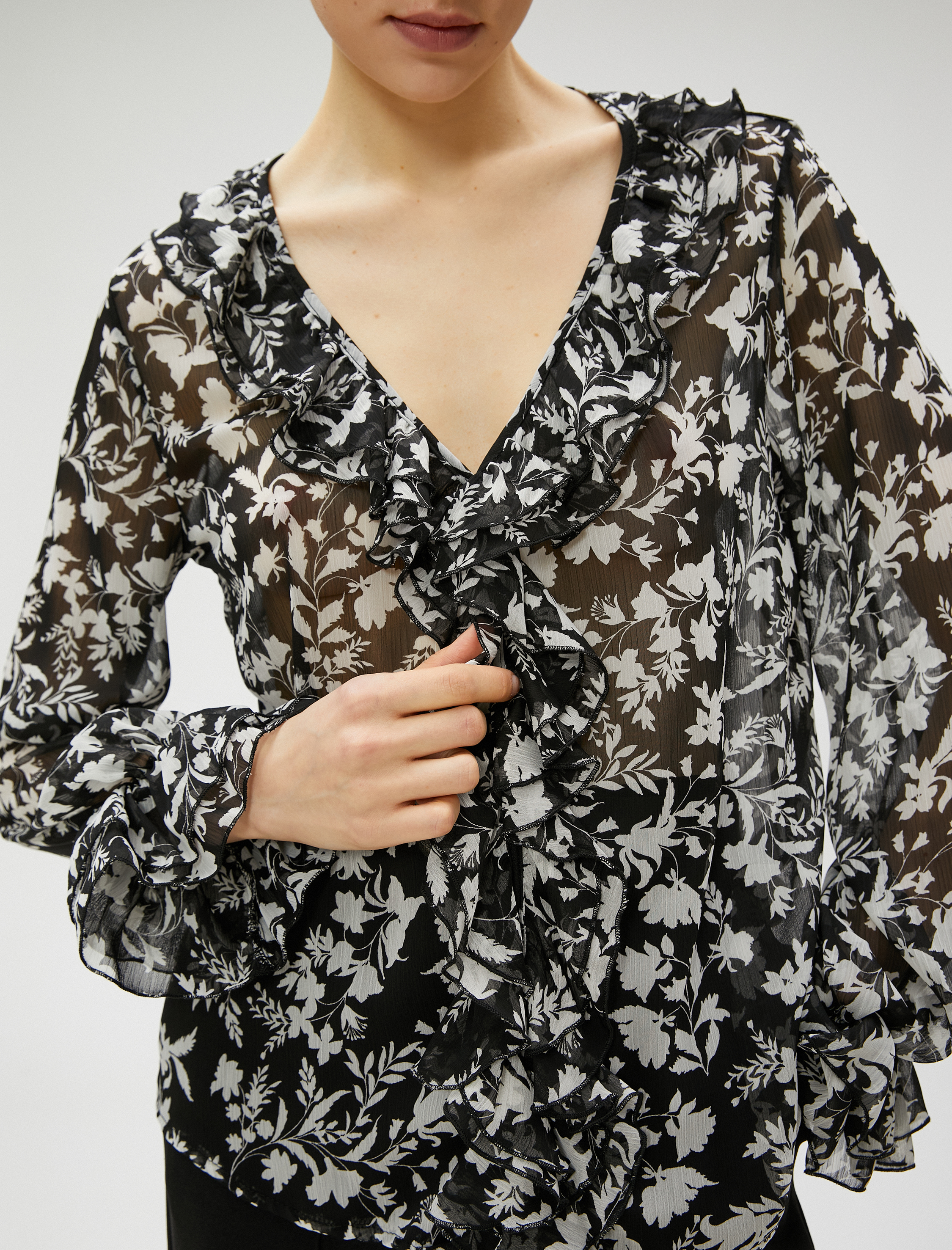   Şifon Bluz Çiçekli Volanlı V Yaka