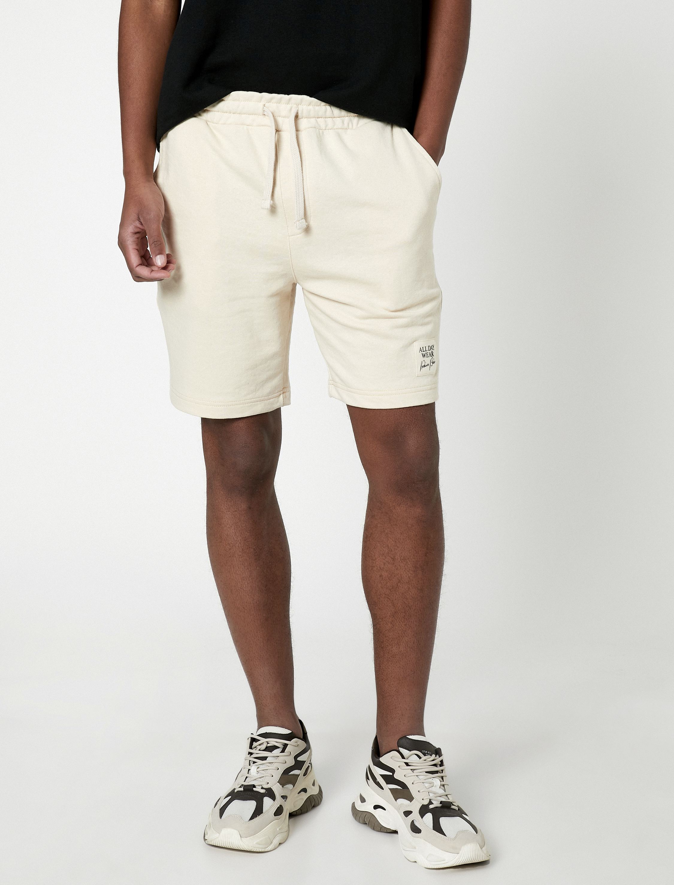   Beli Bağcıklı Şort Etiket Baskılı Cepli