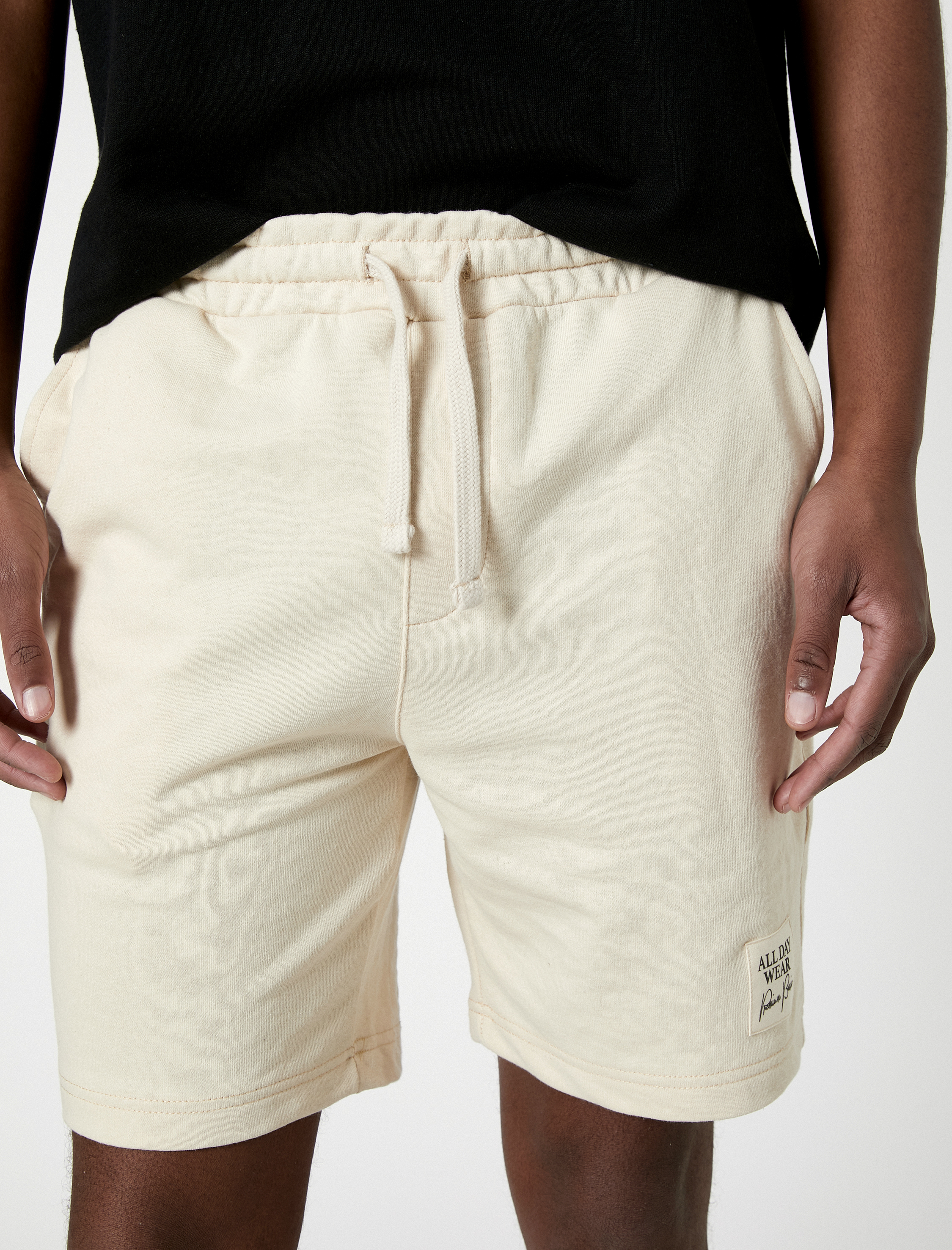   Beli Bağcıklı Şort Etiket Baskılı Cepli