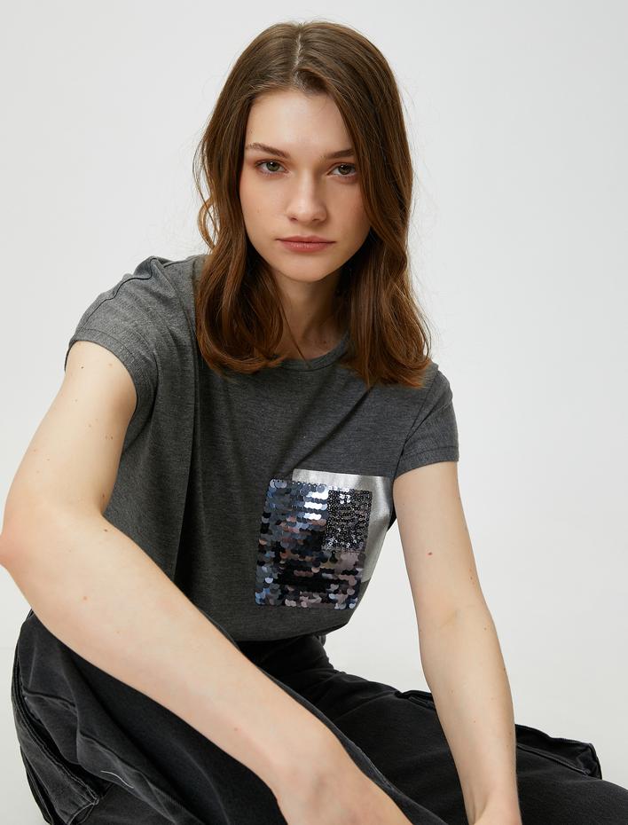  Payet Detaylı Tişört Düşük Kollu