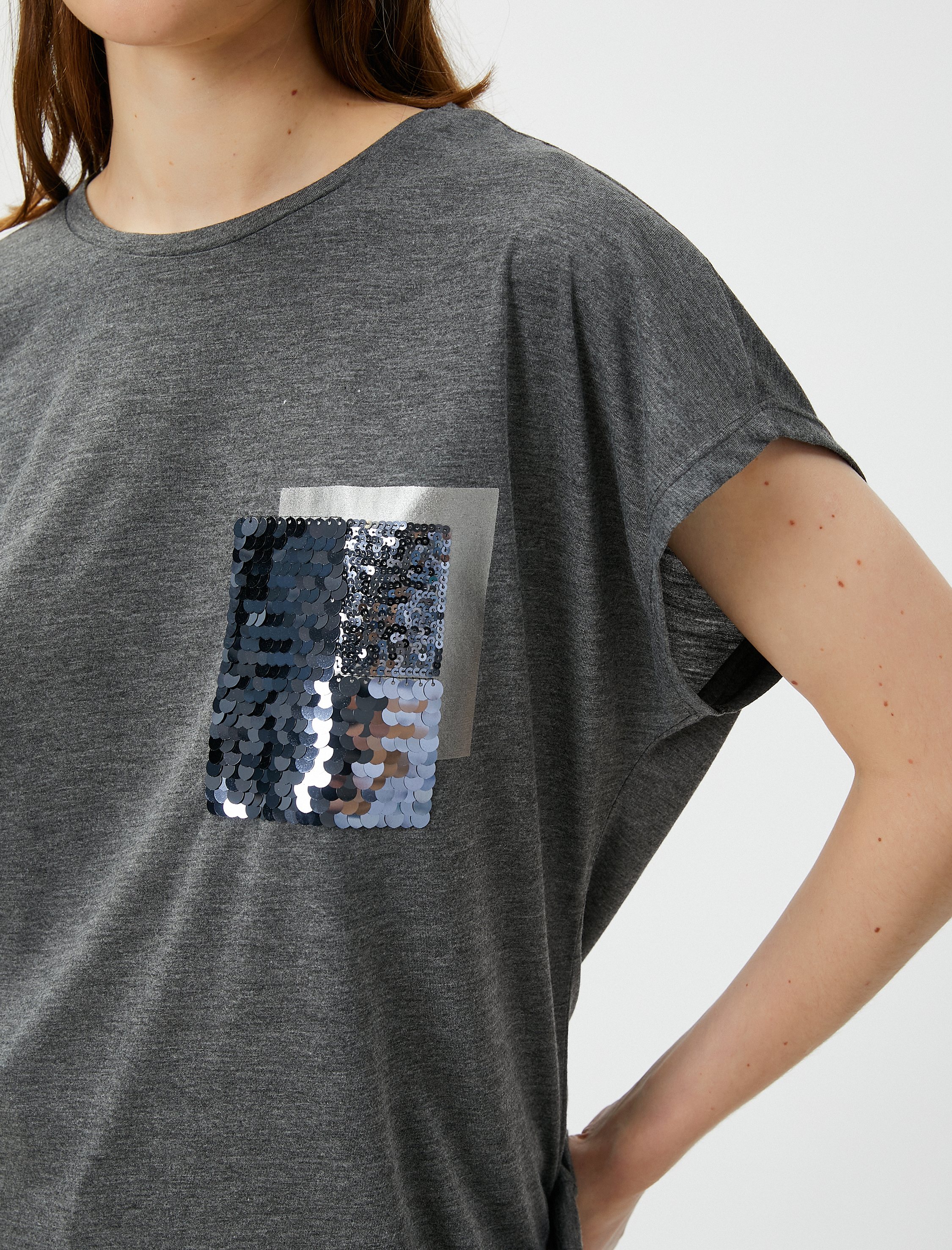   Payet Detaylı Tişört Düşük Kollu