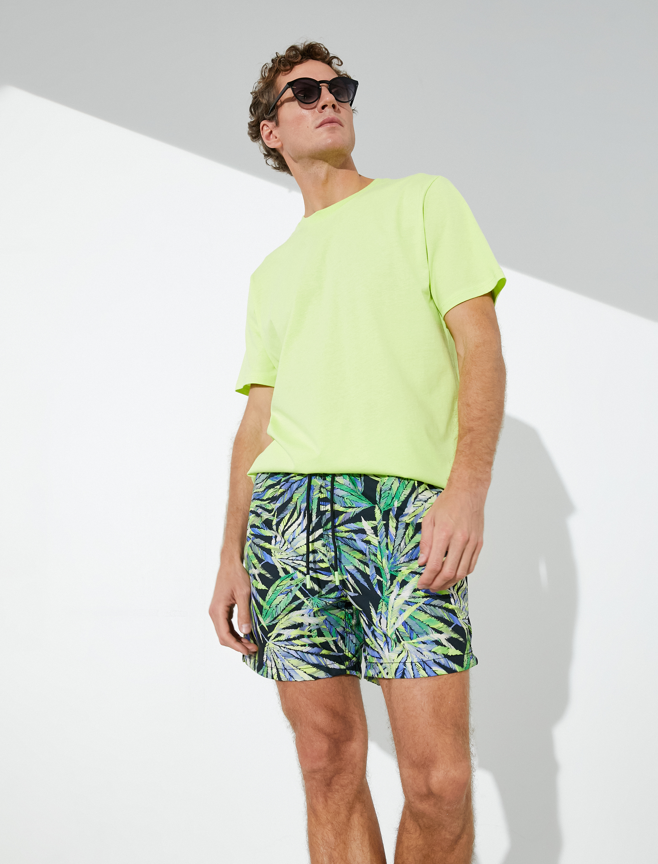   Deniz Şortu Yaprak Baskılı Beli Bağcıklı Cepli