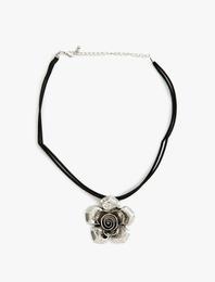 Metal Gül Detaylı Choker Kolye