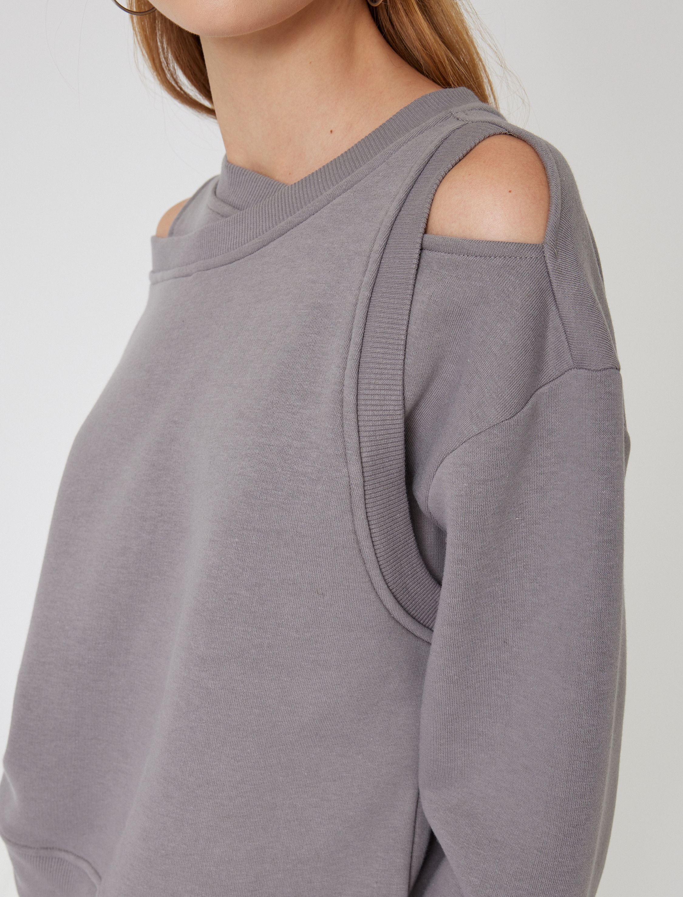   Şardonlu Oversize Sweatshirt Asimetrik Yaka Pencere Detaylı Uzun Kollu Ribanalı