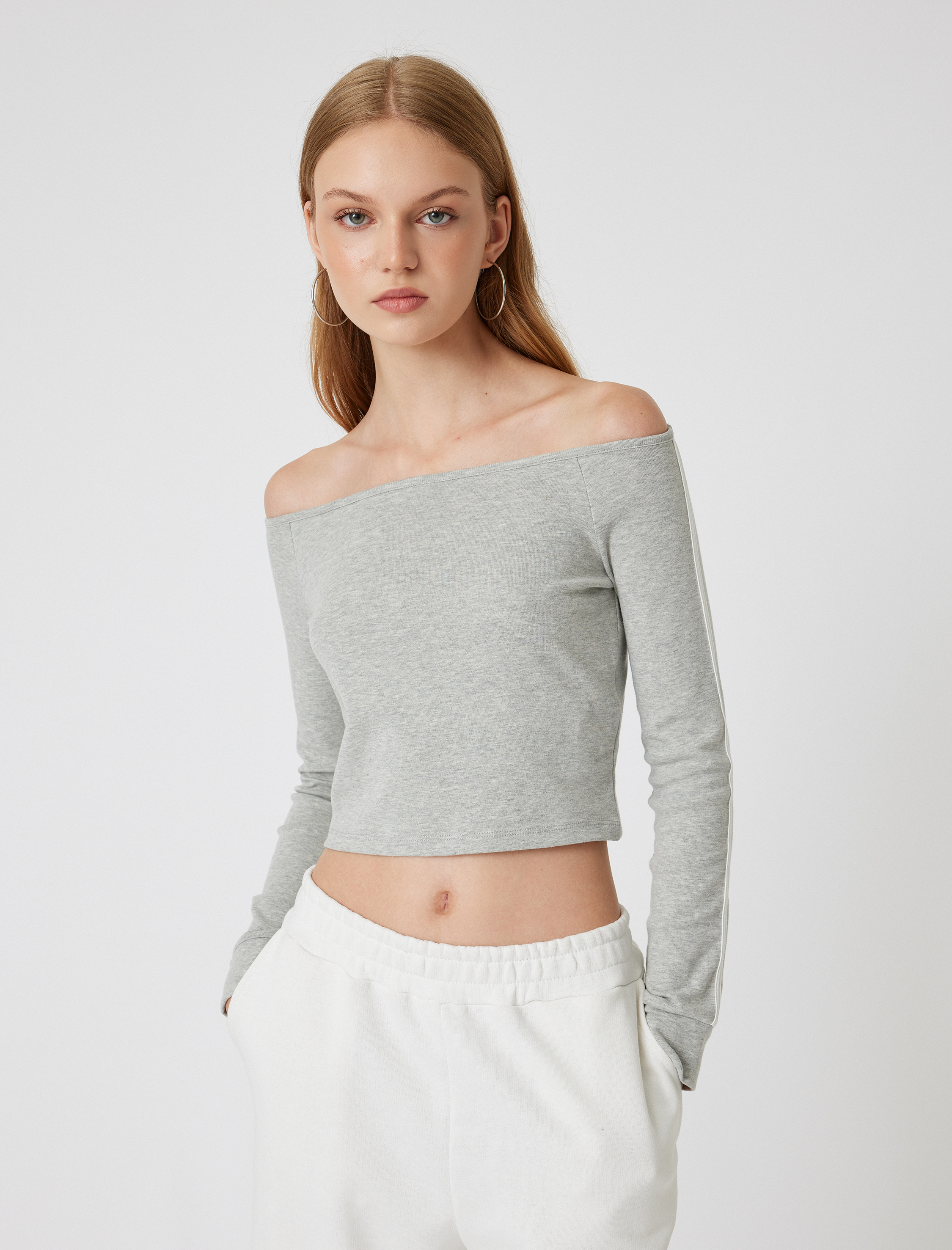   Madonna Yaka Omzu Açık Uzun Kollu Biyeli Crop Tişört