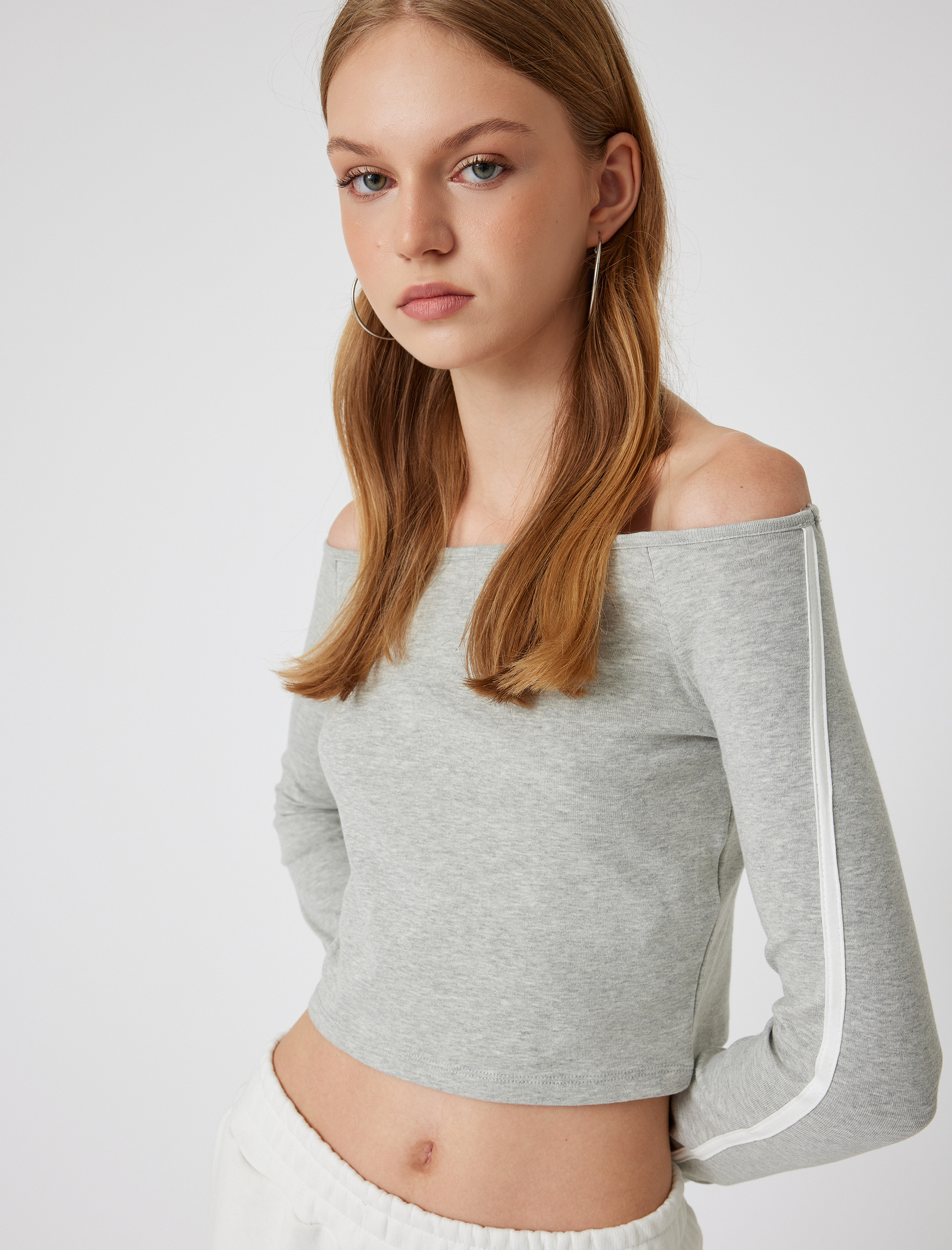   Madonna Yaka Omzu Açık Uzun Kollu Biyeli Crop Tişört