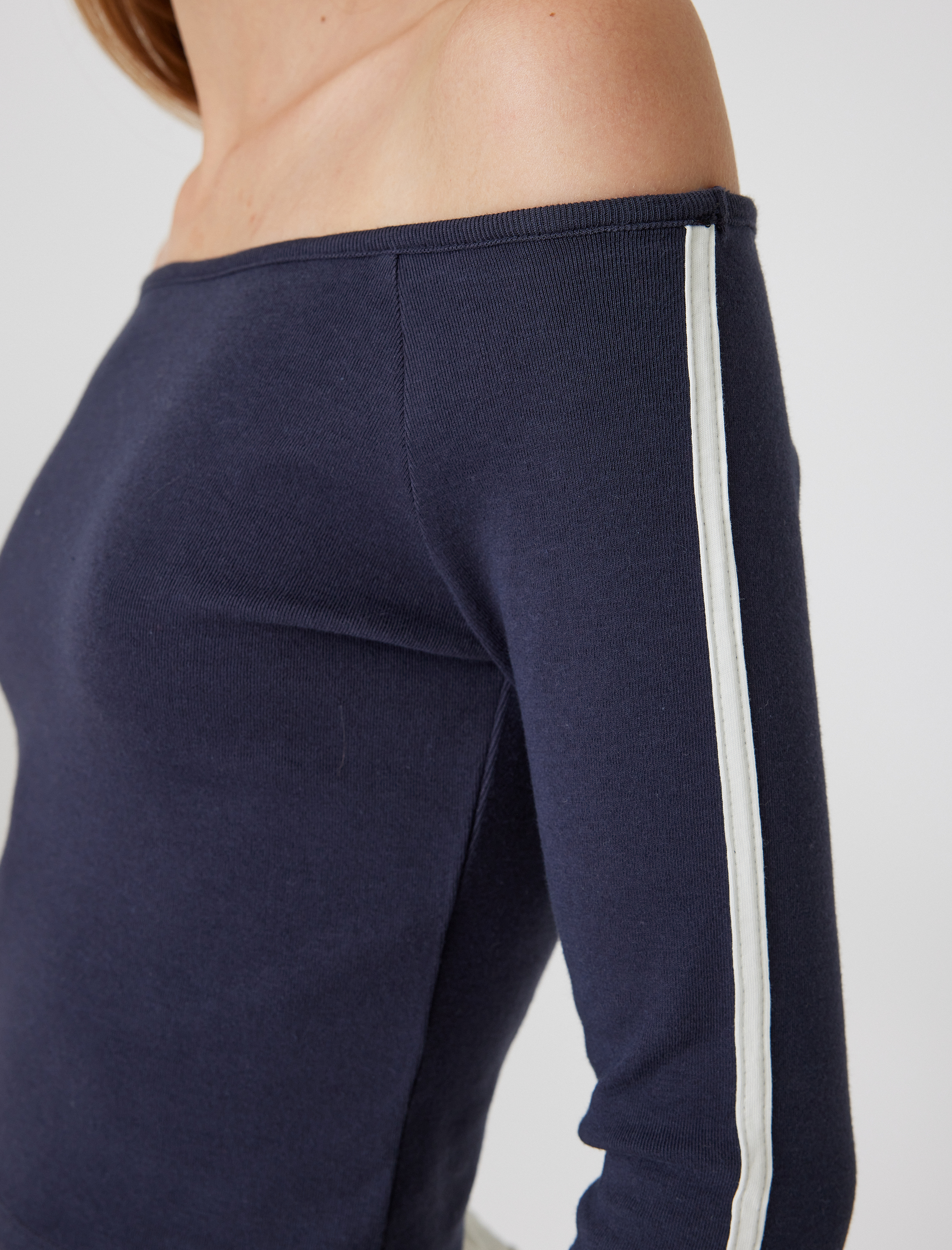   Madonna Yaka Omzu Açık Uzun Kollu Biyeli Crop Tişört