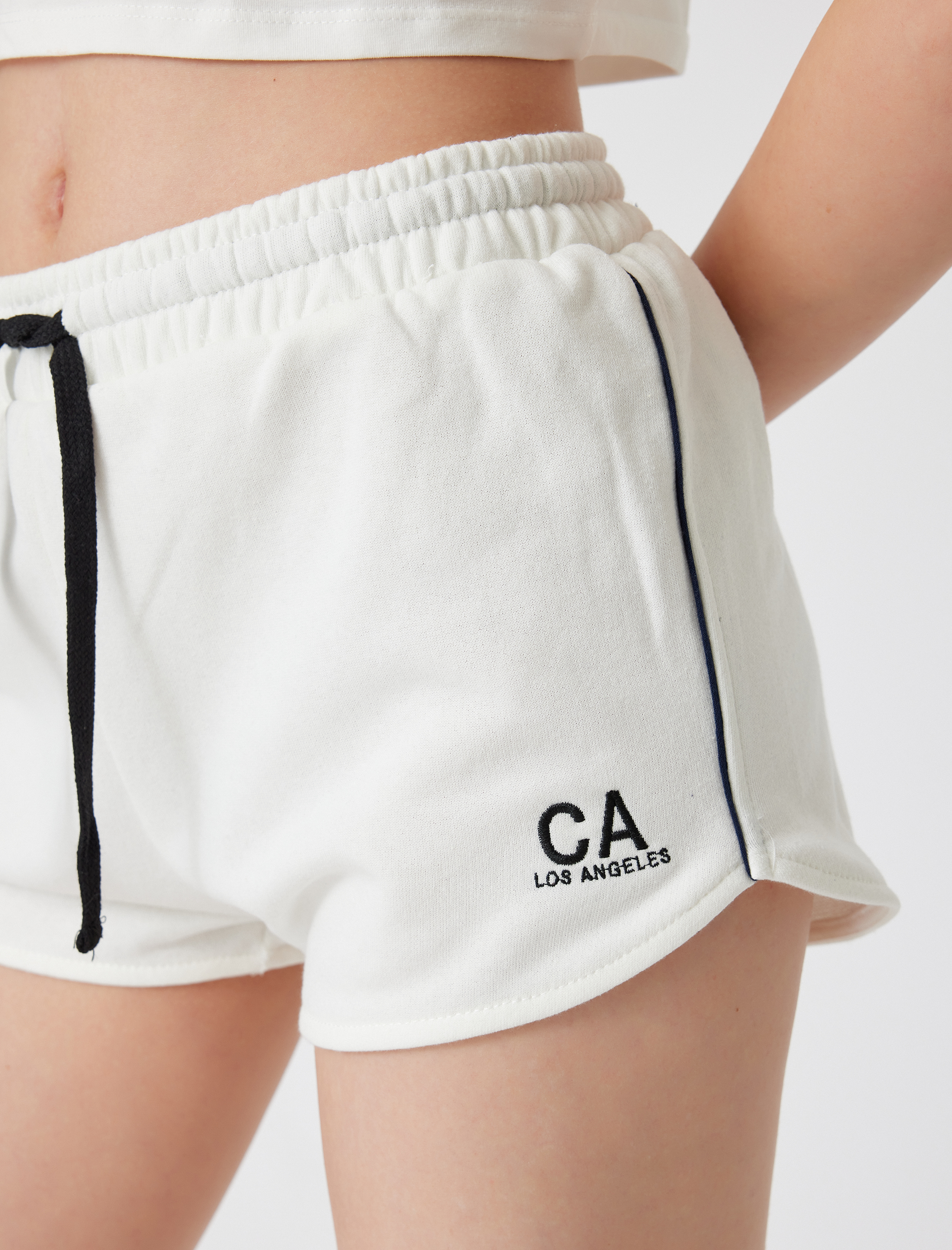   Mini Şort Beli Bağcıklı Slogan İşlemeli Biyeli Cepli