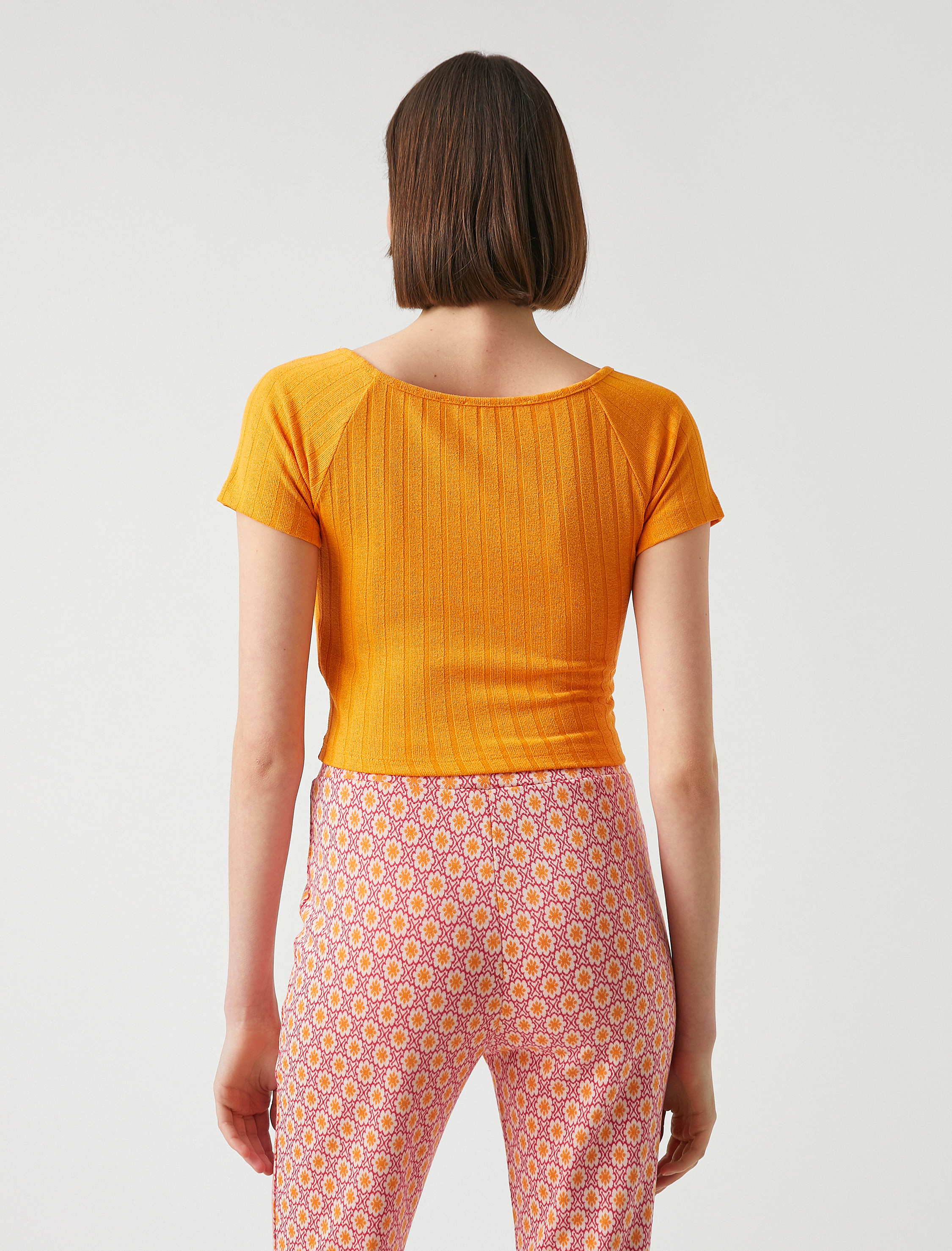   Crop V Yaka Büzgülü Kısa Kollu Tişört