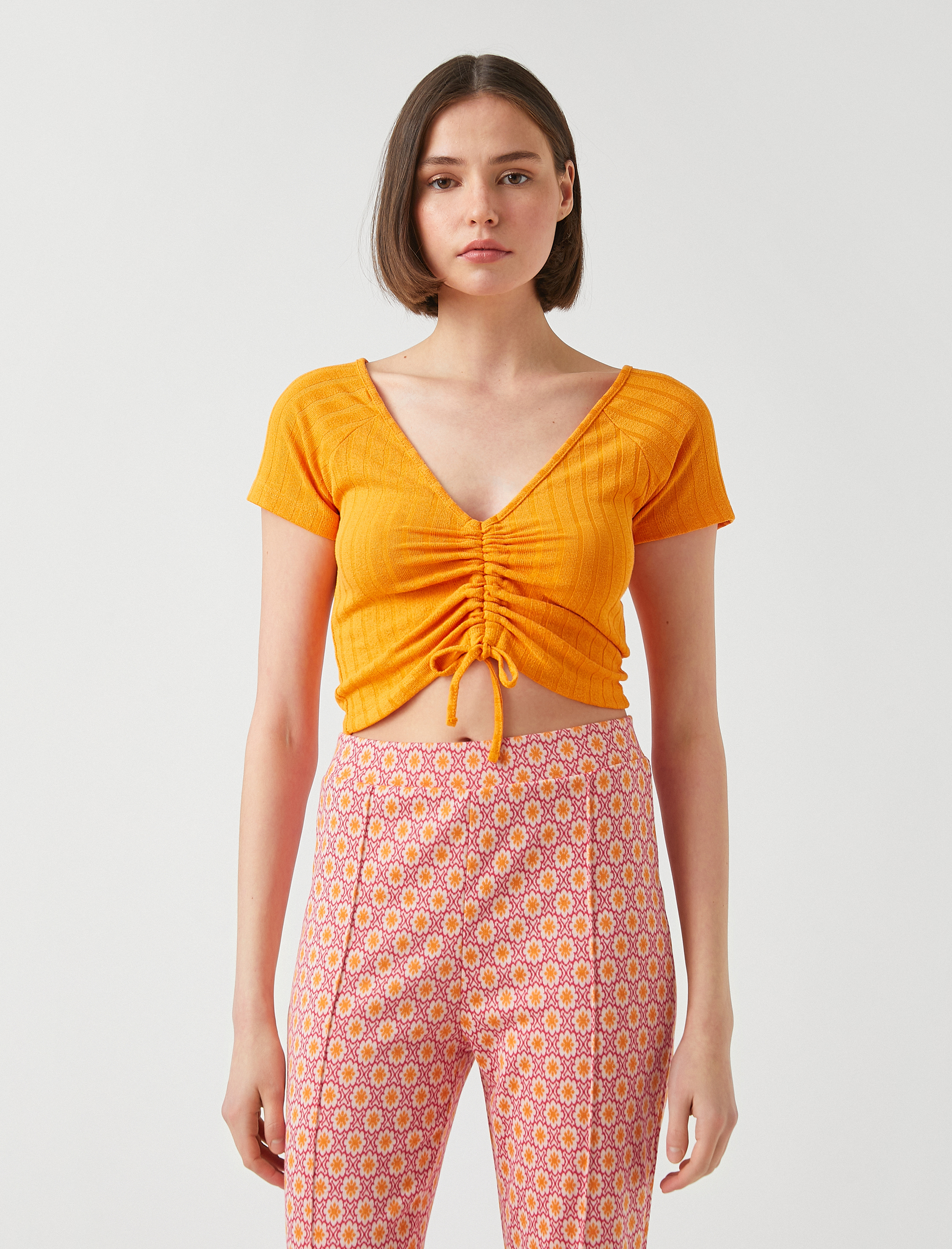   Crop V Yaka Büzgülü Kısa Kollu Tişört