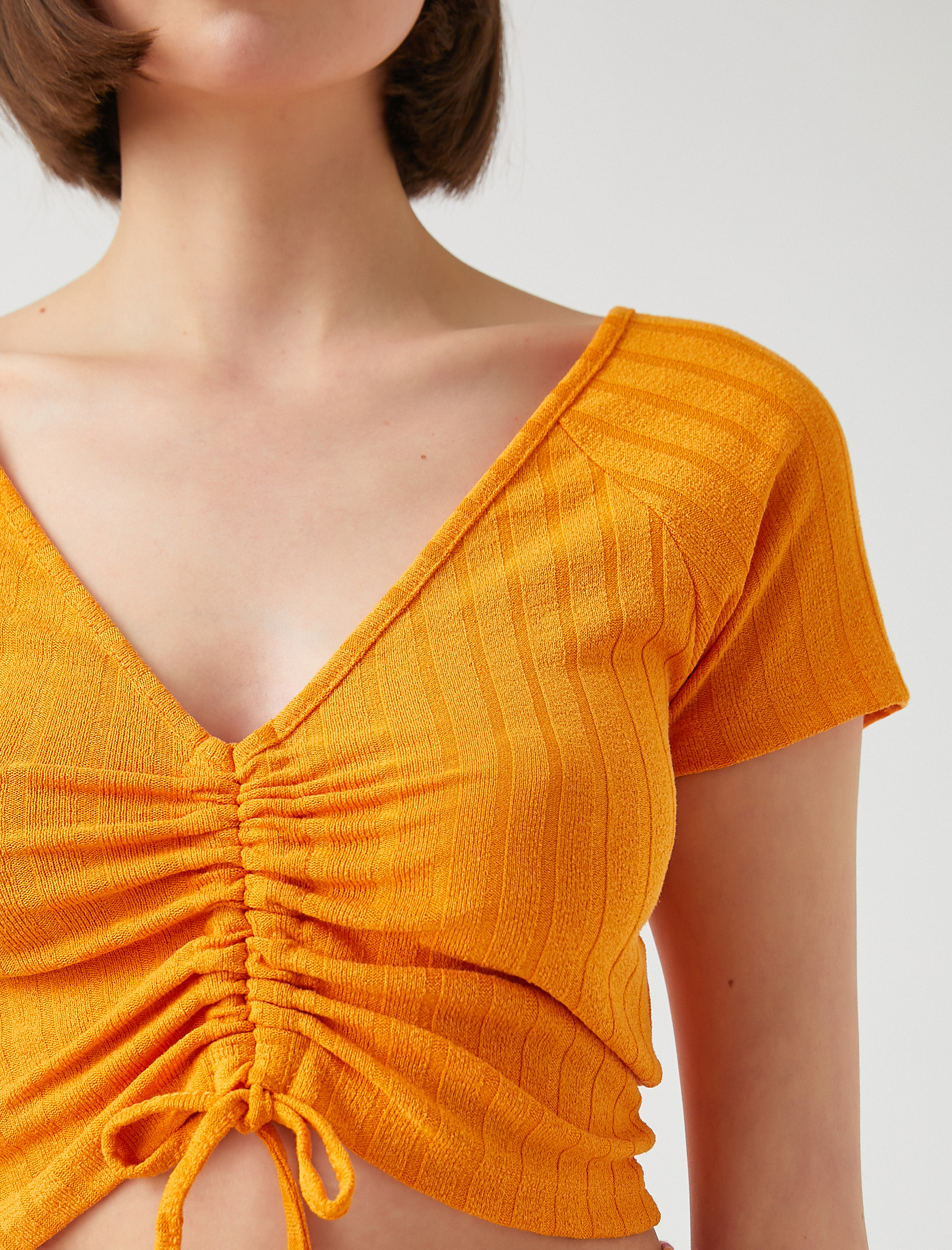   Crop V Yaka Büzgülü Kısa Kollu Tişört