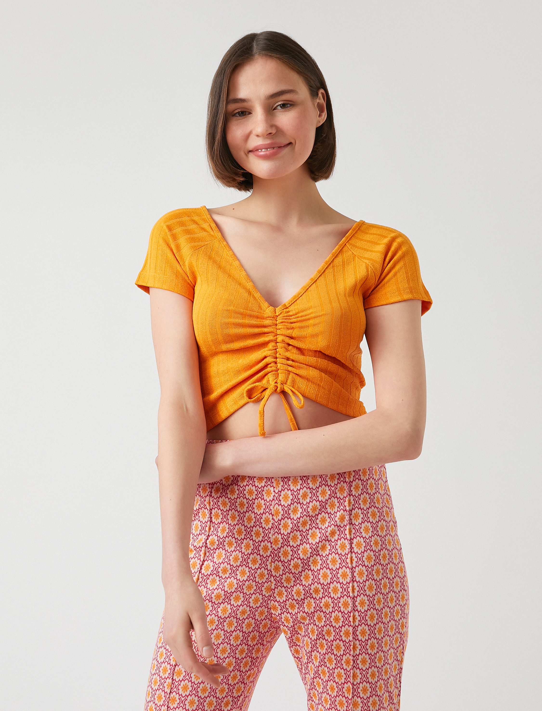   Crop V Yaka Büzgülü Kısa Kollu Tişört