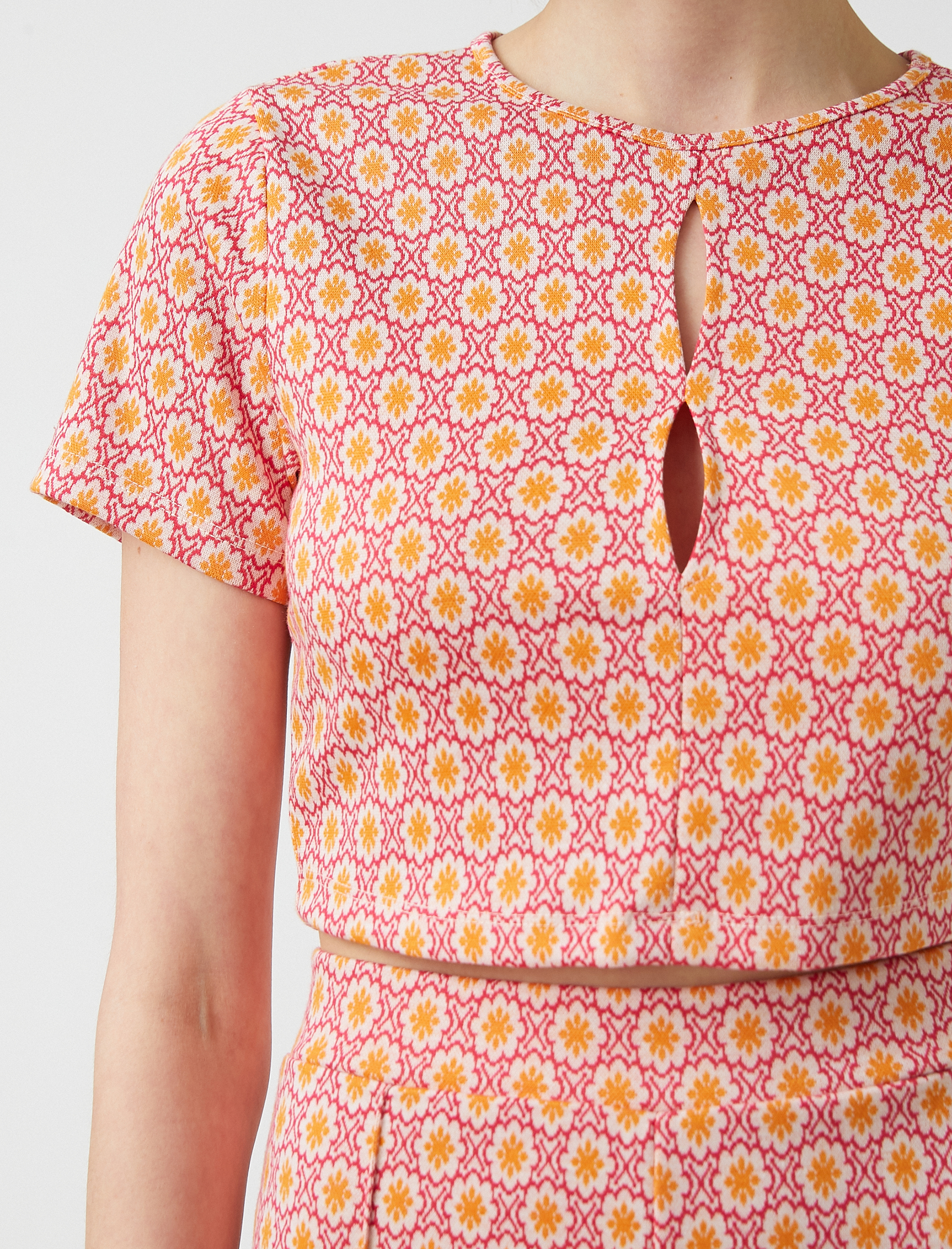   Crop Pencere Detaylı Kısa Kollu Tişört