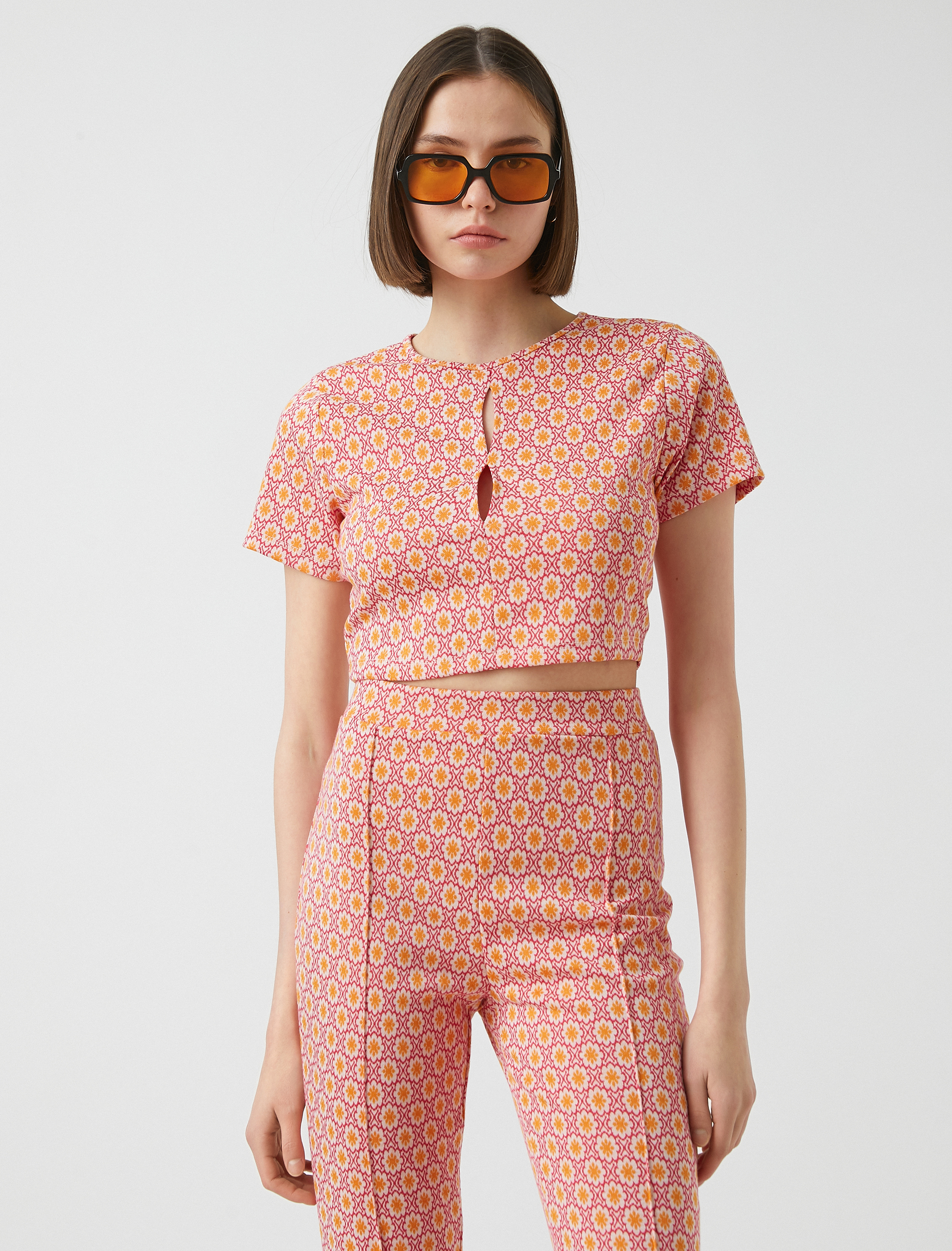   Crop Pencere Detaylı Kısa Kollu Tişört