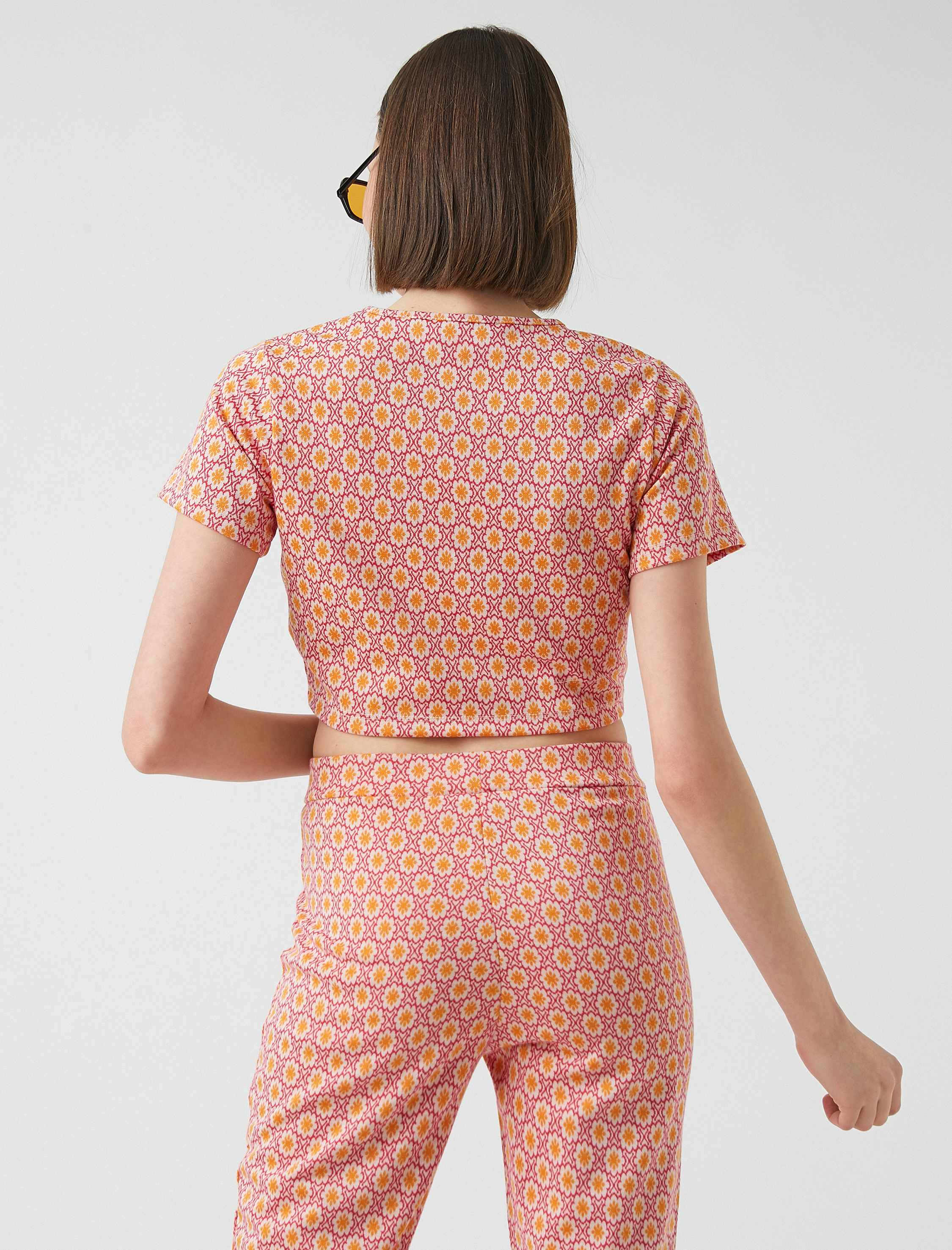   Crop Pencere Detaylı Kısa Kollu Tişört