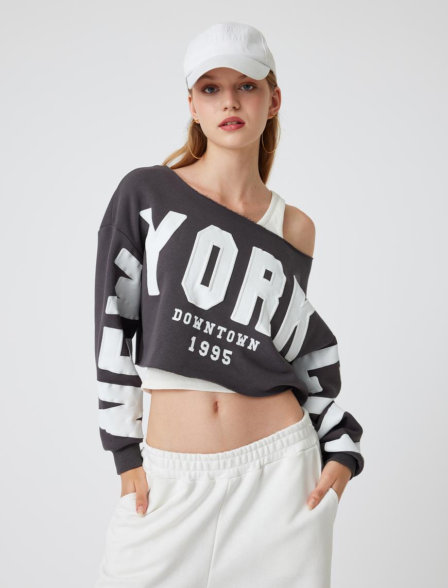   Oversize Crop Sweatshirt Kayık Yaka Slogan Baskılı Şardonlu