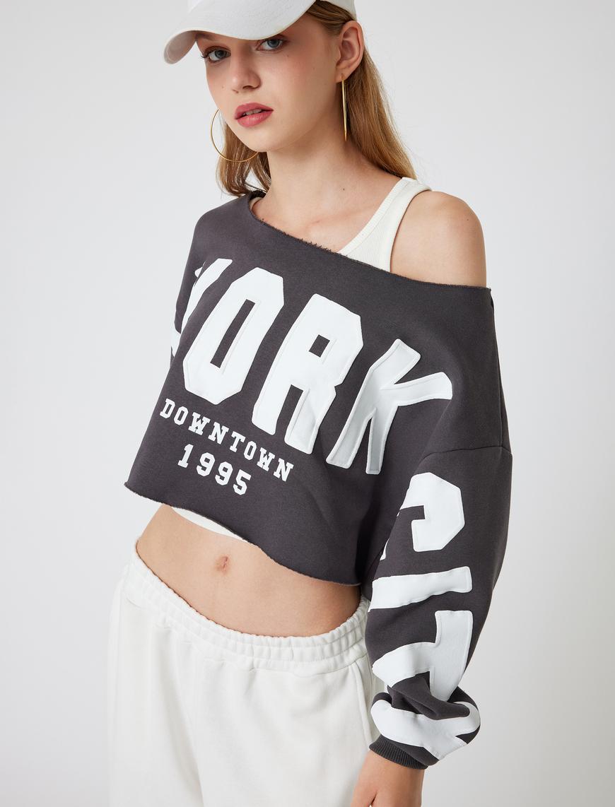   Oversize Crop Sweatshirt Kayık Yaka Slogan Baskılı Şardonlu