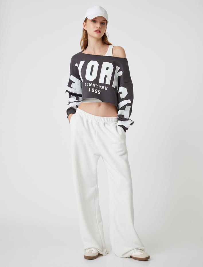  Oversize Crop Sweatshirt Kayık Yaka Slogan Baskılı Şardonlu
