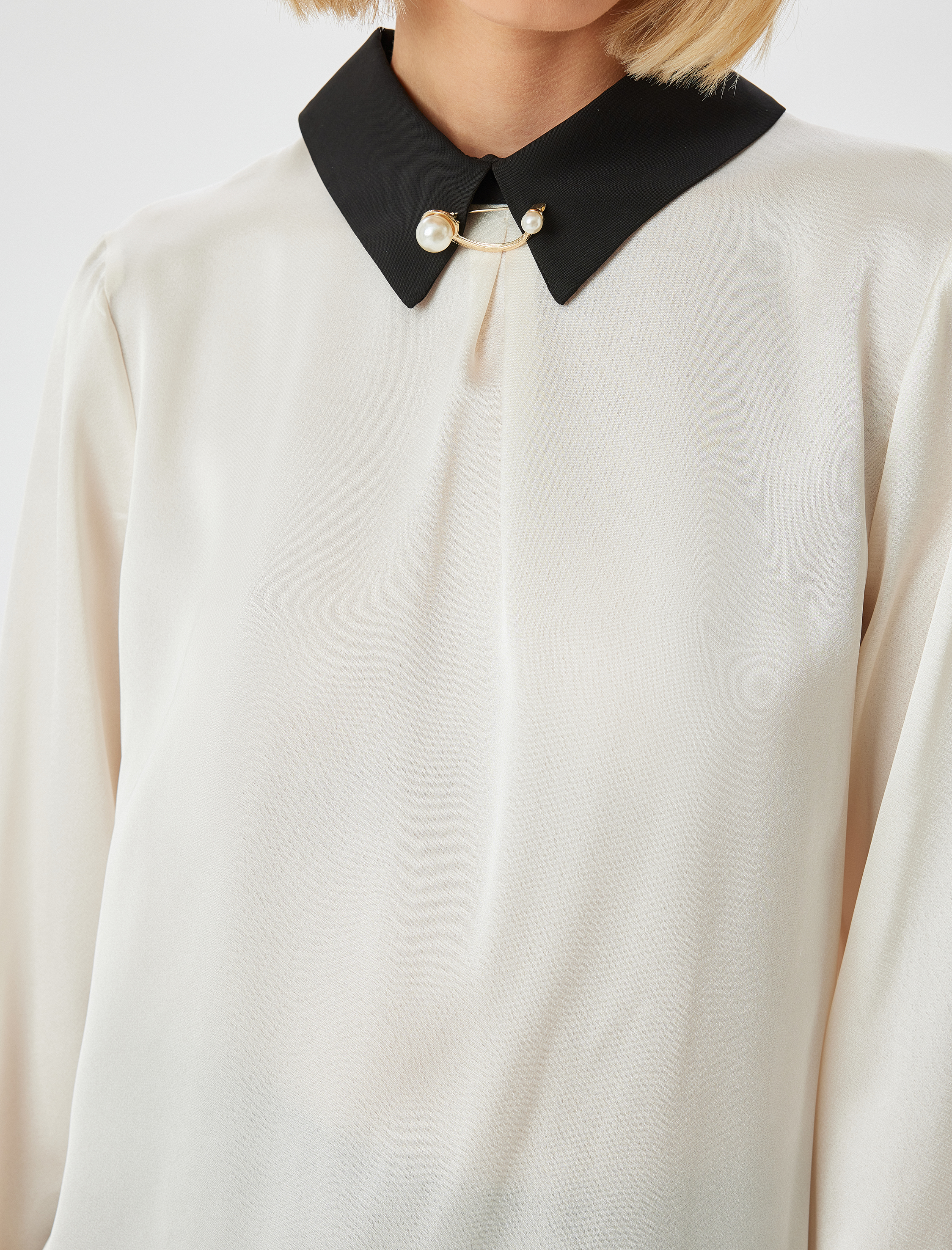   Gömlek Yaka Bluz Renk Kontrastlı Broş Detaylı Uzun Kollu