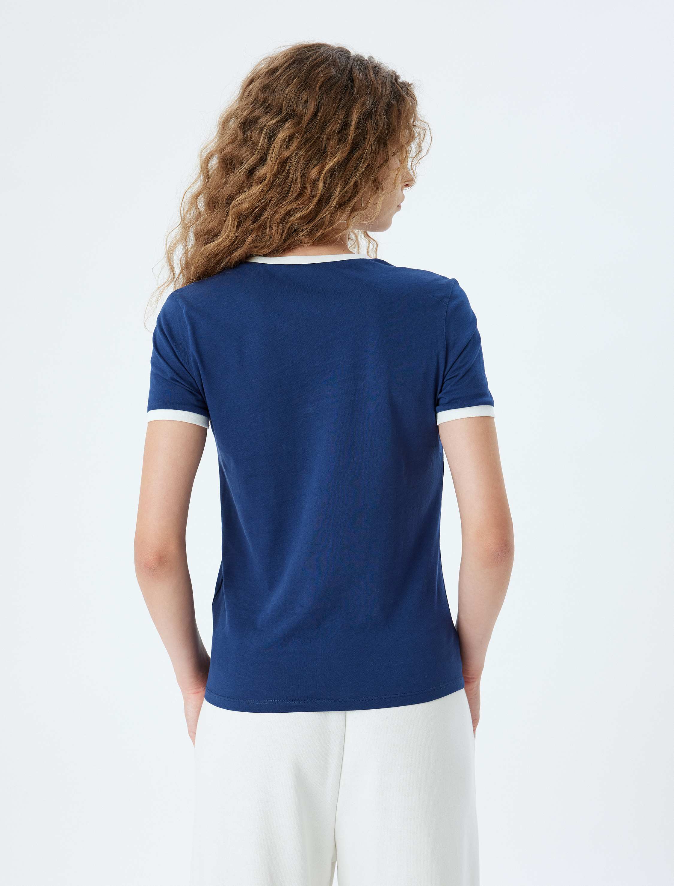   Kolej Baskılı Biyeli Kısa Kollu Bisiklet Yaka Tişört