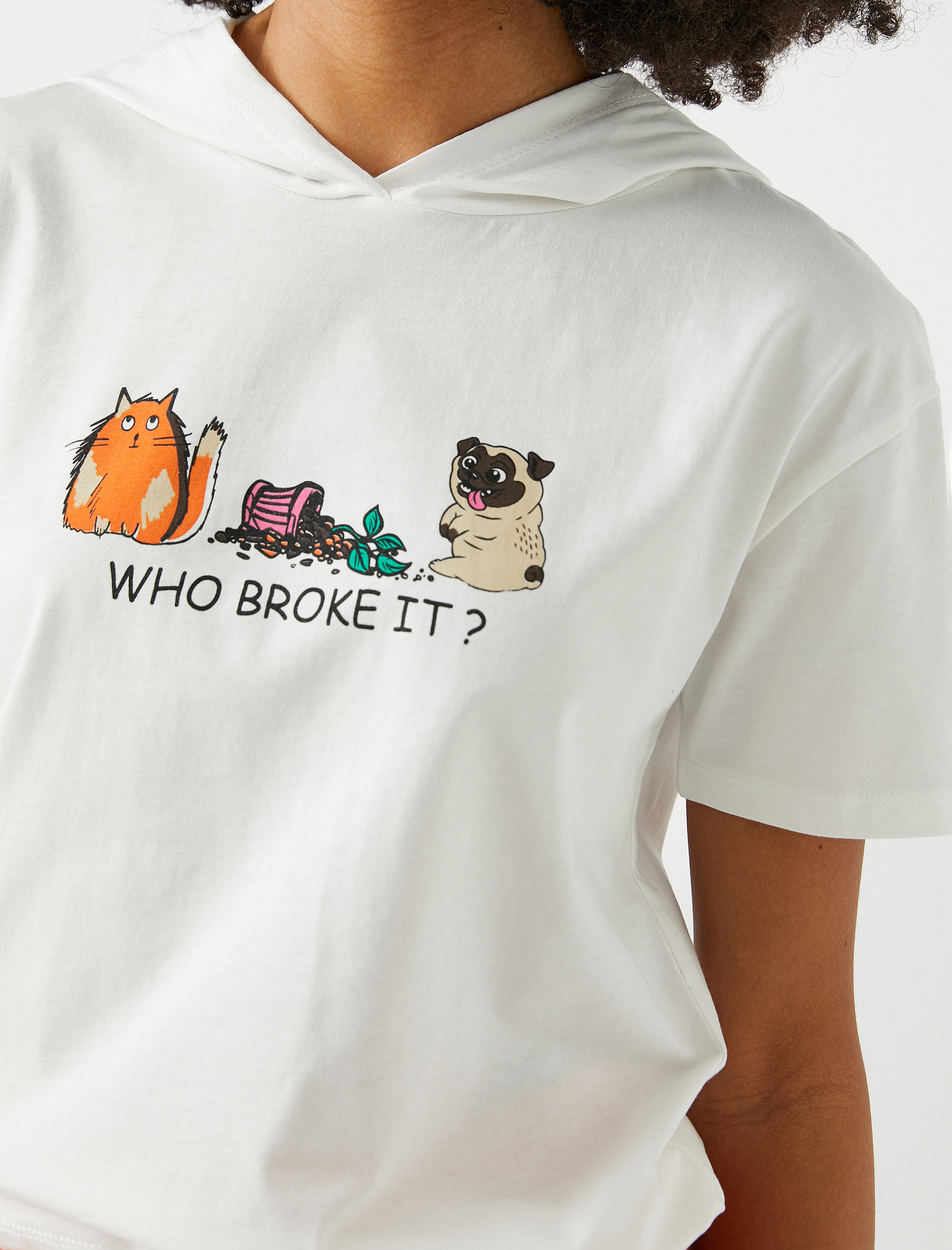   Kısa Kollu Kapüşonlu Tişört