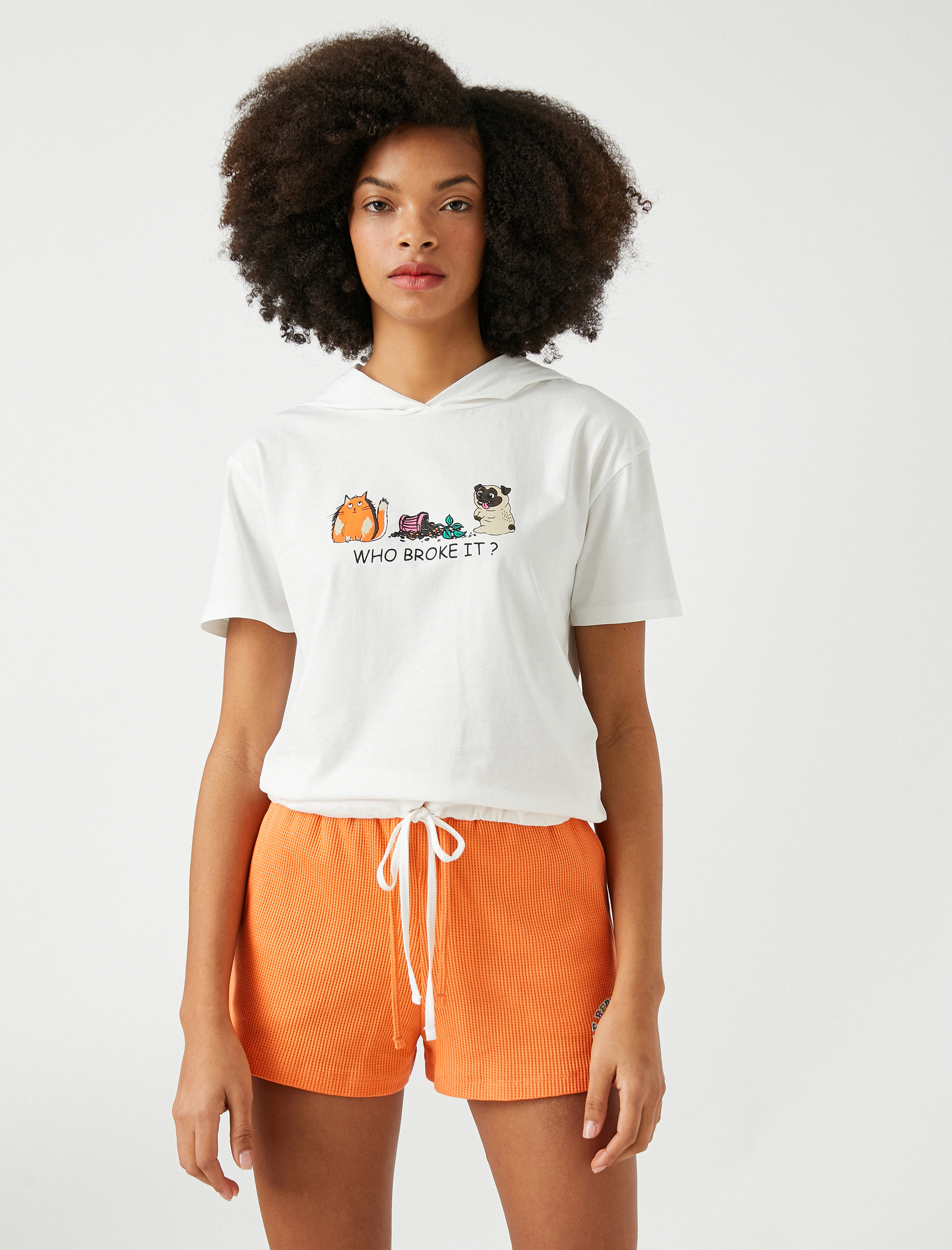   Kısa Kollu Kapüşonlu Tişört