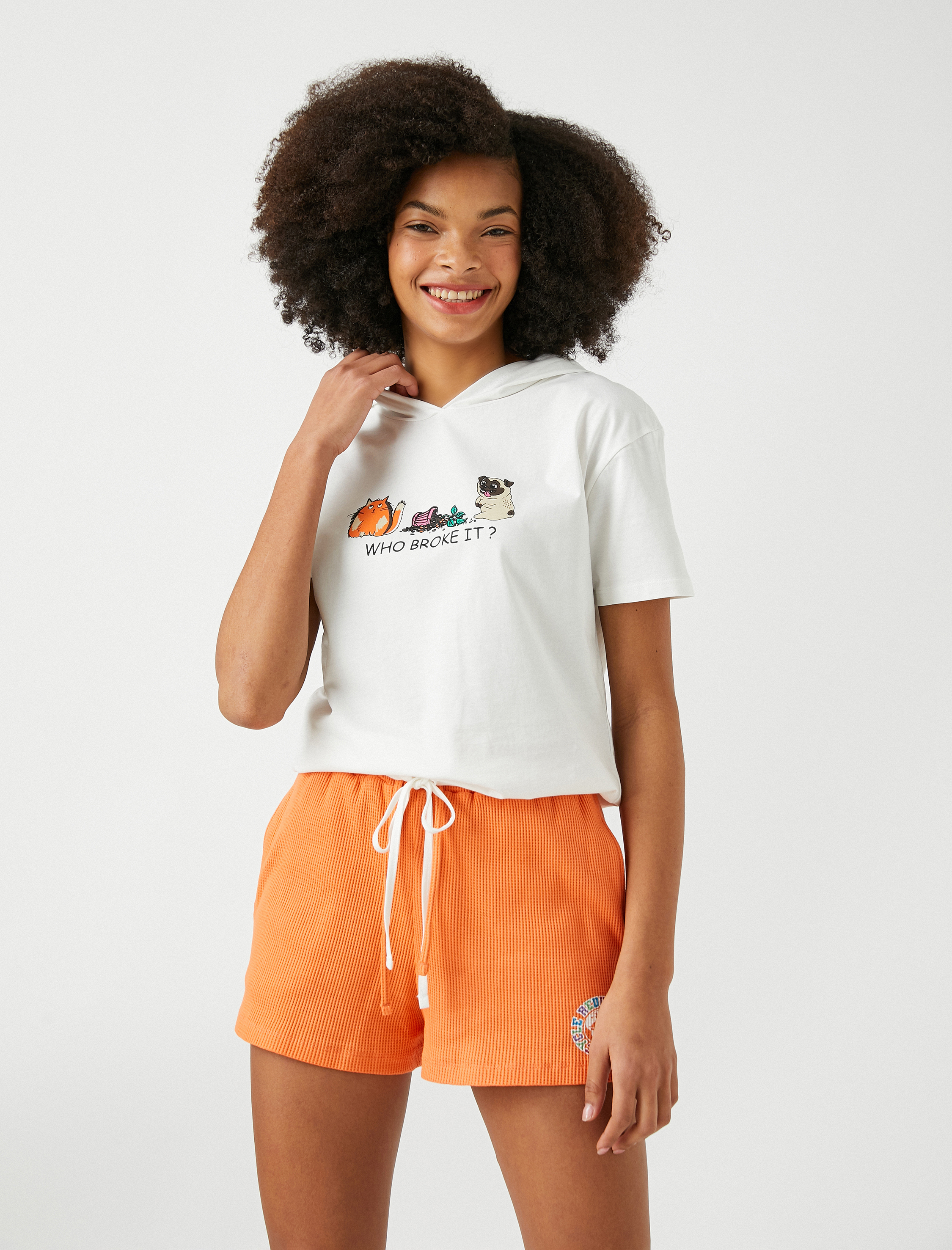   Kısa Kollu Kapüşonlu Tişört