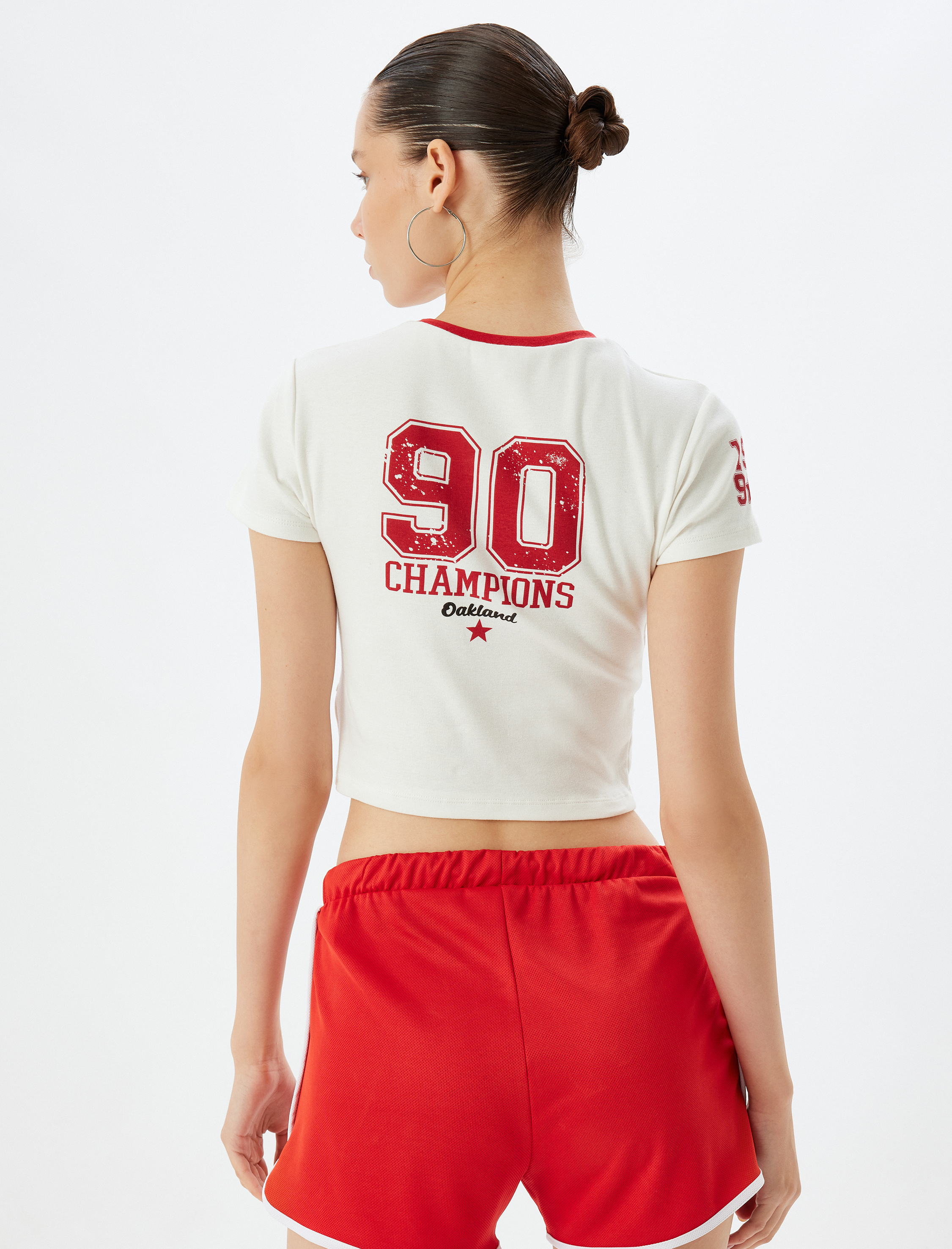 Kolej Temalı Arkası Baskılı Slim Fit Crop Tişört