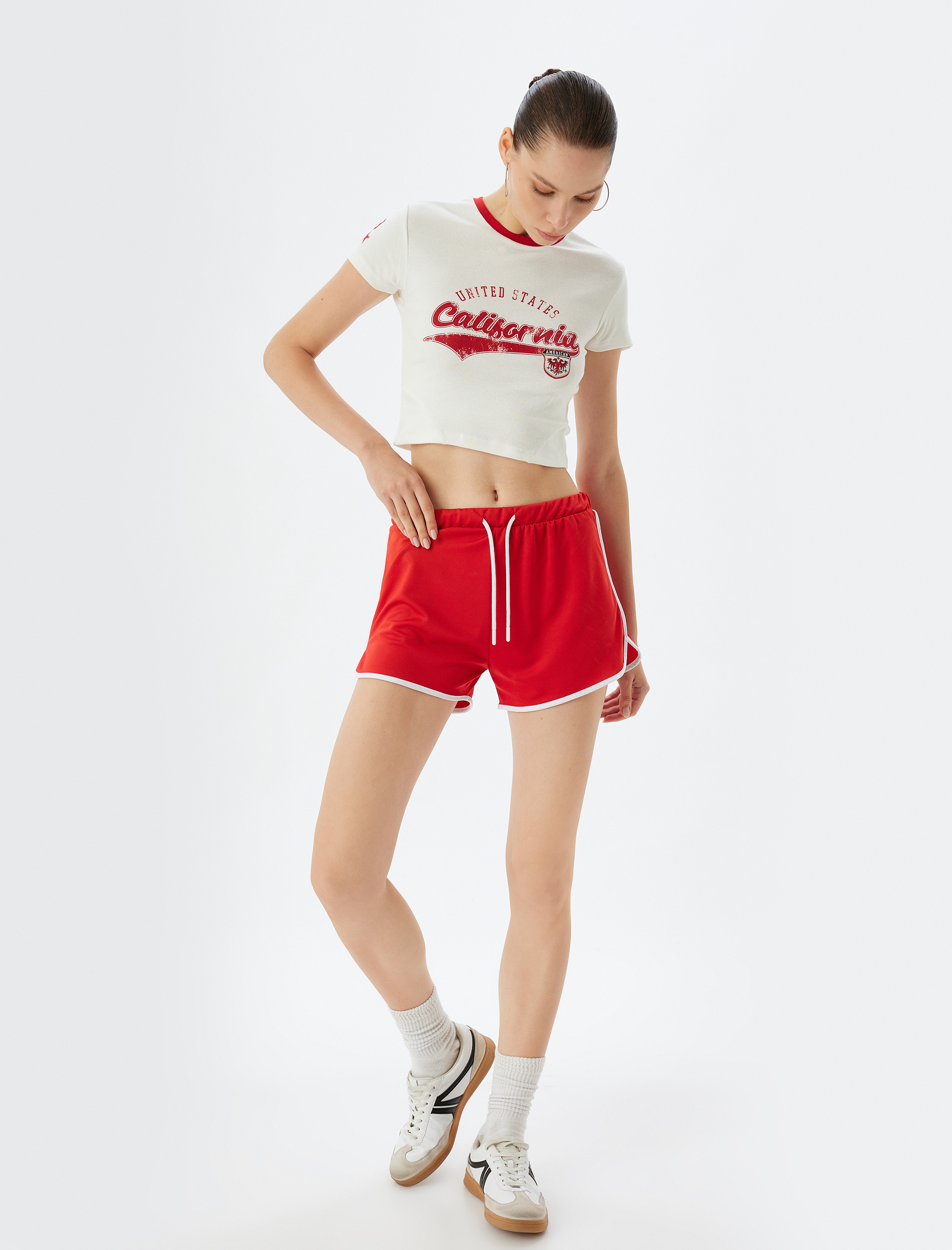 Kolej Temalı Arkası Baskılı Slim Fit Crop Tişört