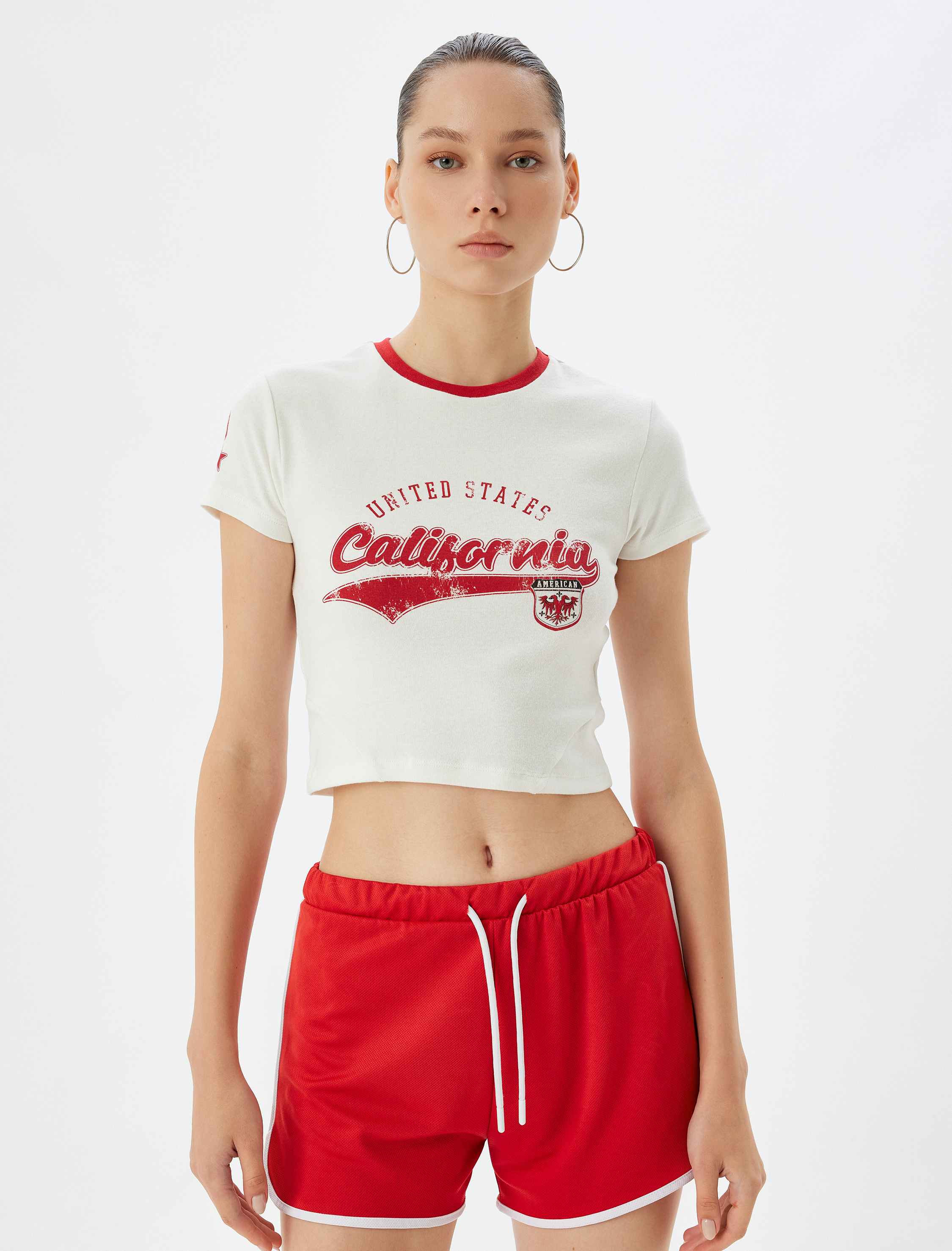 Kolej Temalı Arkası Baskılı Slim Fit Crop Tişört