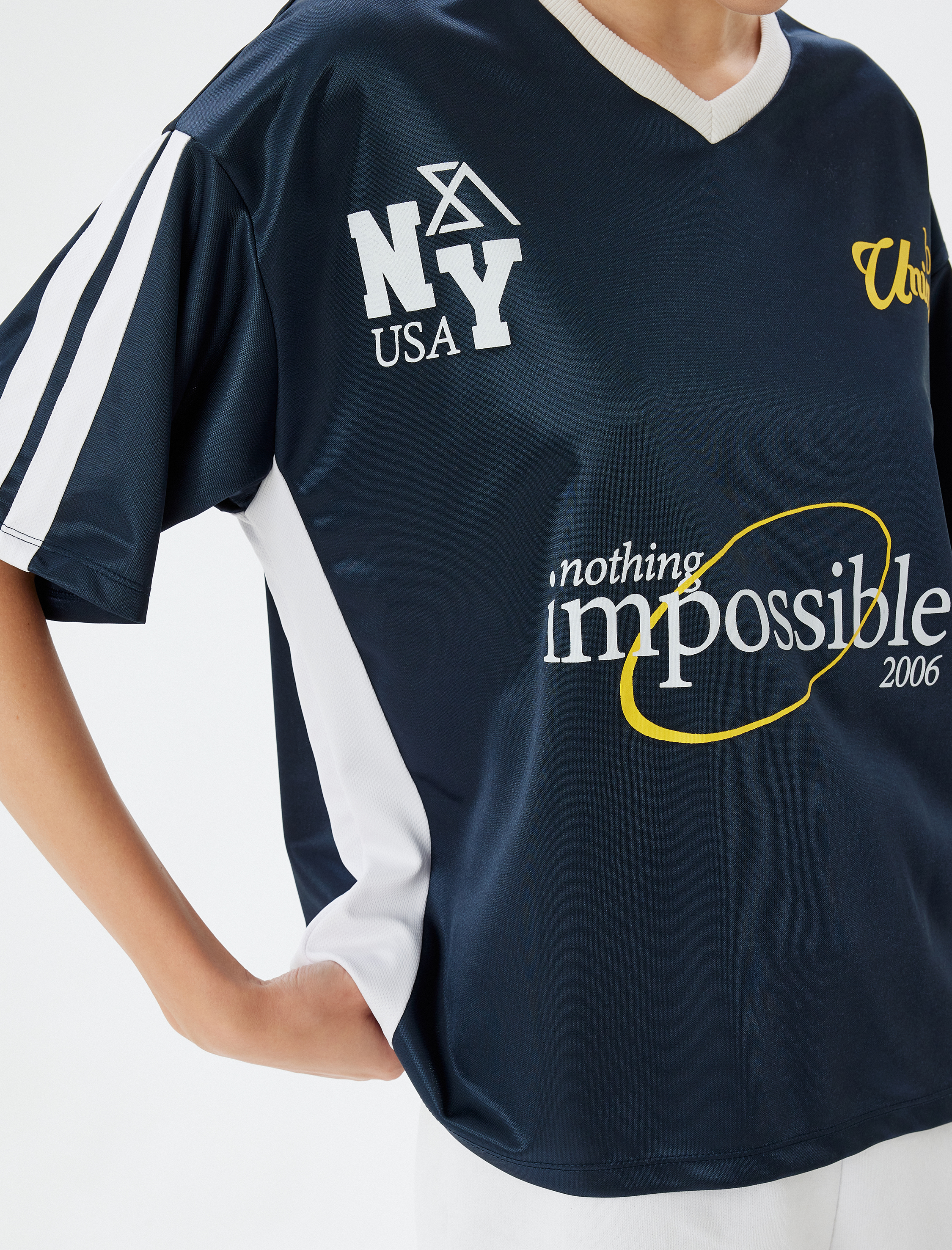   V Yaka Tişört Slogan Baskılı Kısa Kollu Pike Kumaş