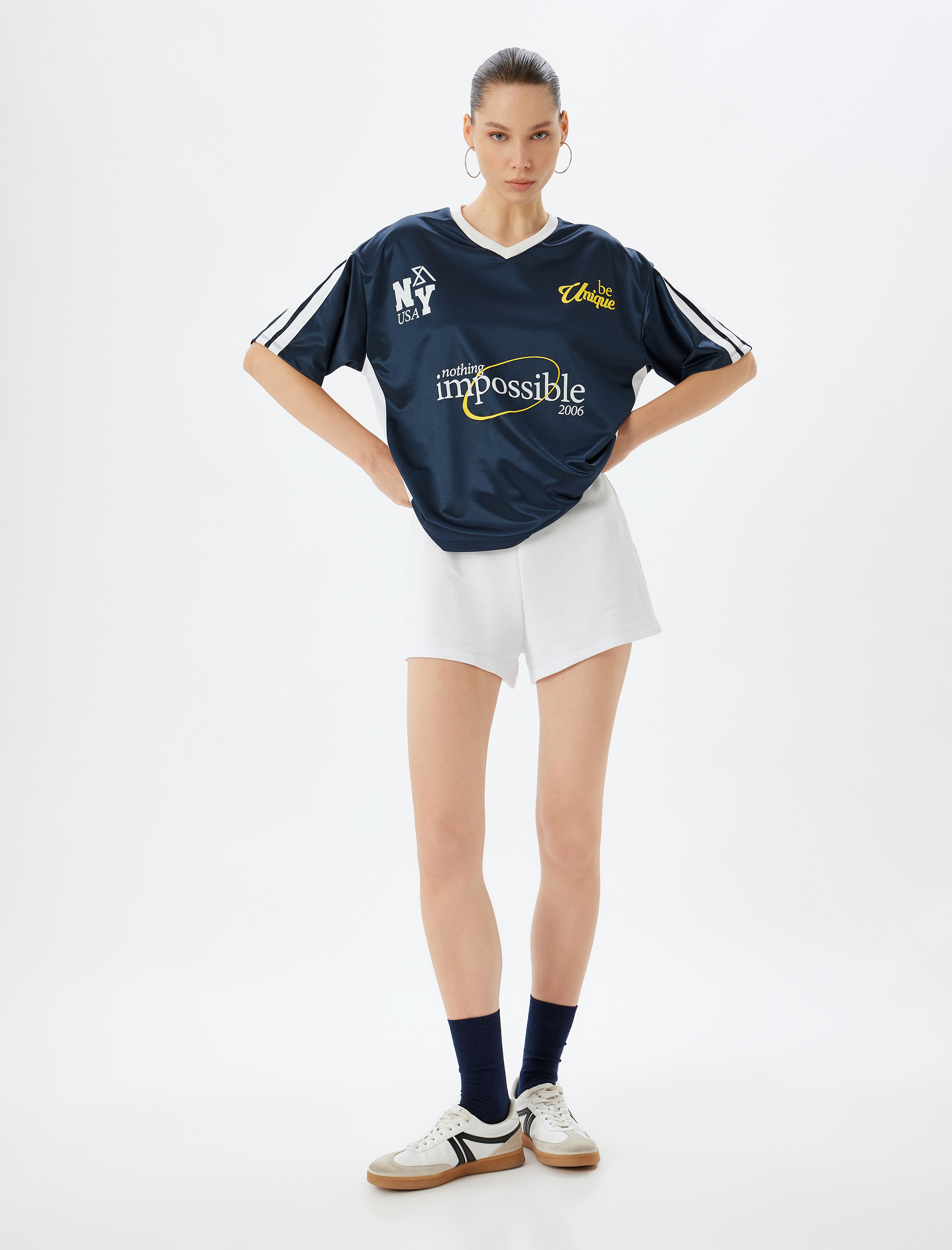   V Yaka Tişört Slogan Baskılı Kısa Kollu Pike Kumaş